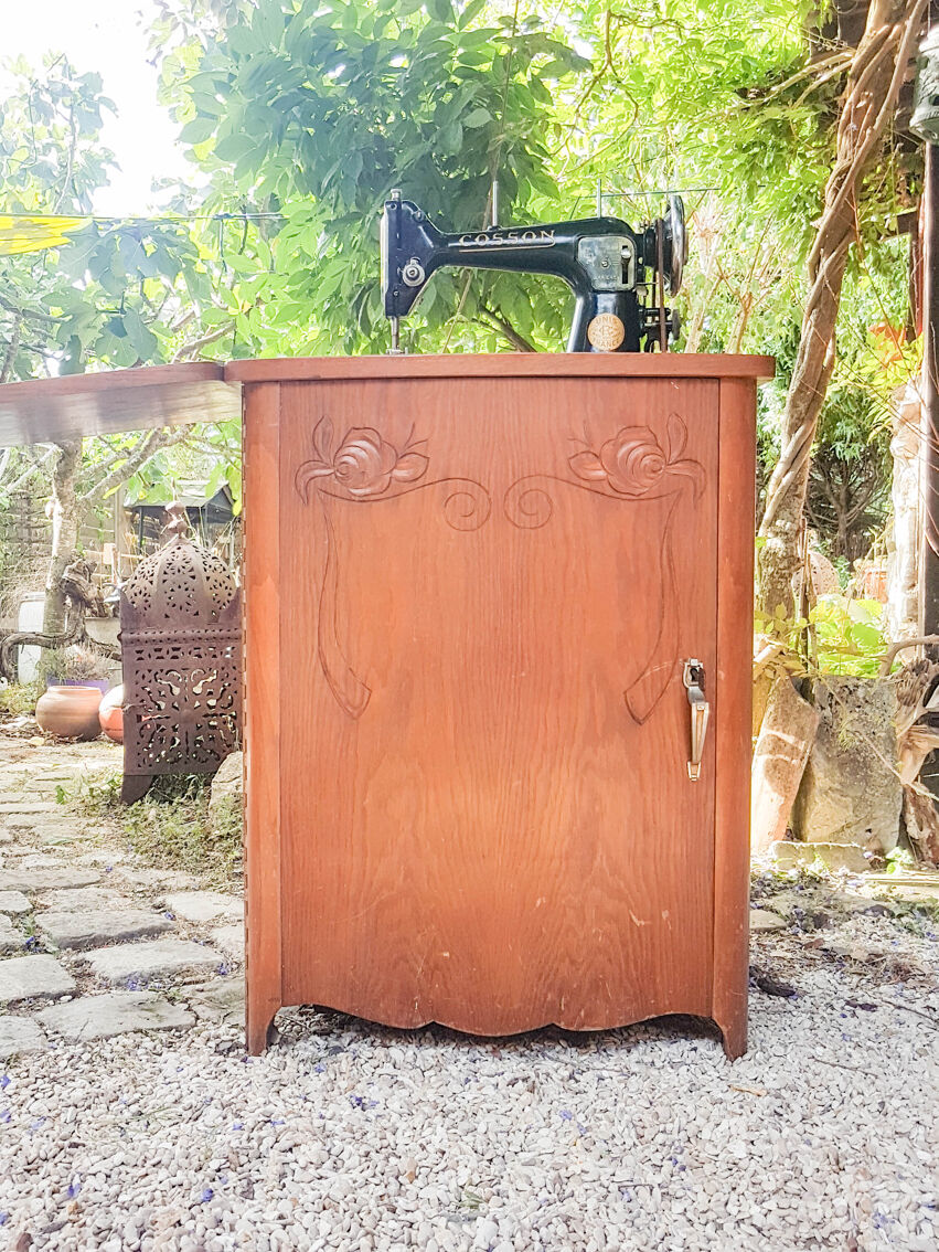 Machine à coudre Cosson intégré dans un meuble en bois 1940 | Selency