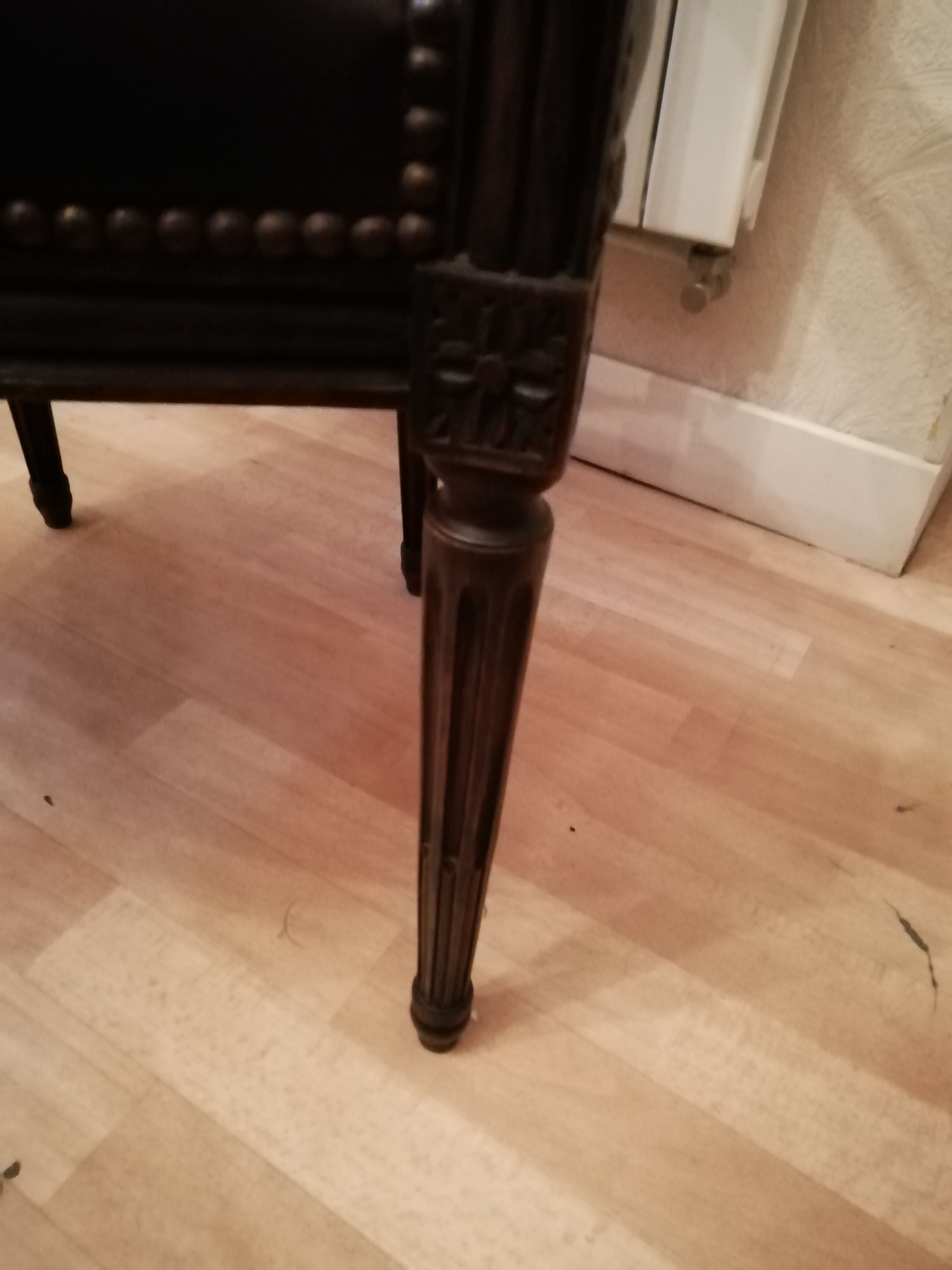 Fauteuil cabriolet Louis XVI couvert cuir marron foncé