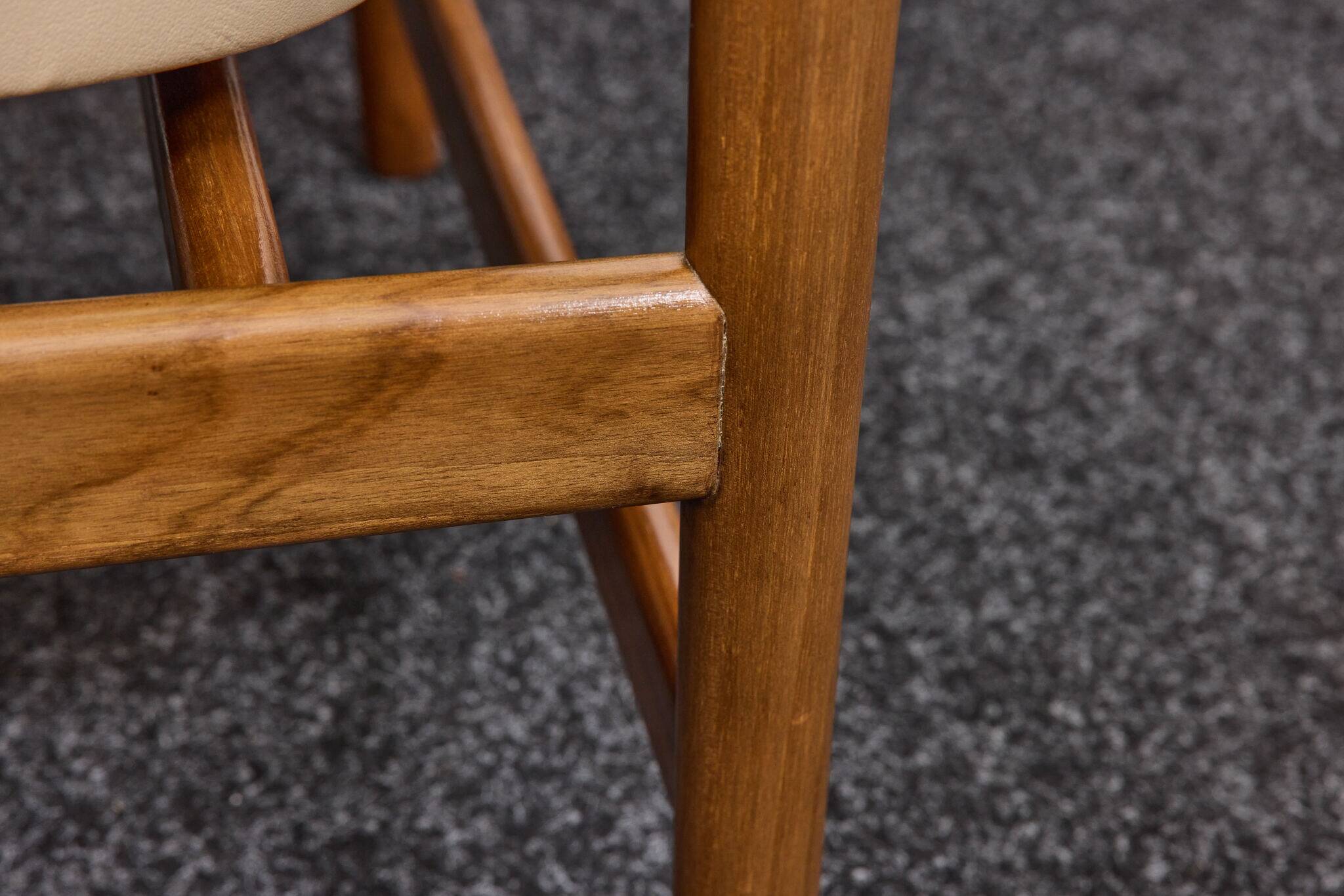 Chaises de salle à manger/conférence vintage avec accoudoirs en noyer et cuir vinyle d'origine b