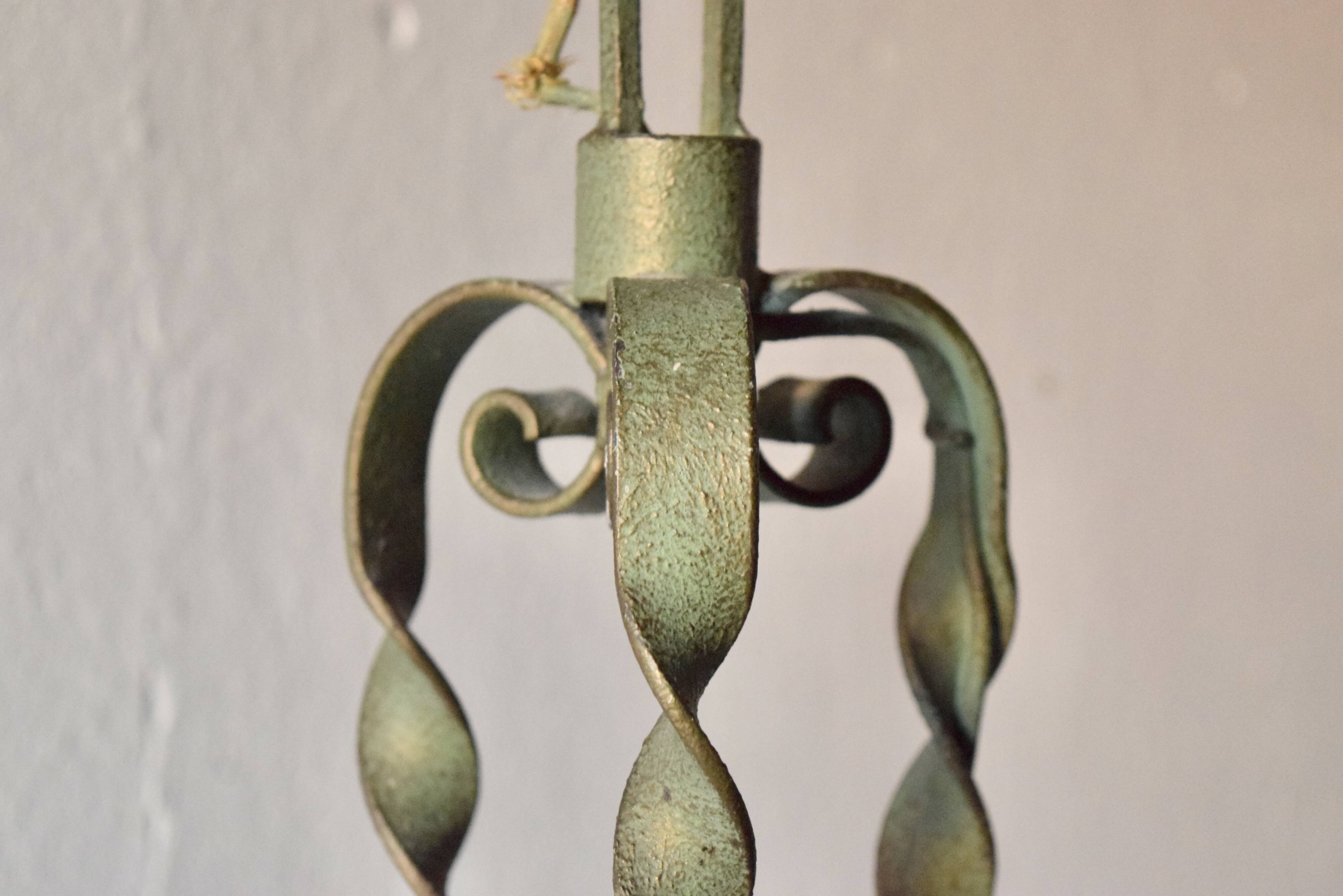 Ancien lustre en fer forgé