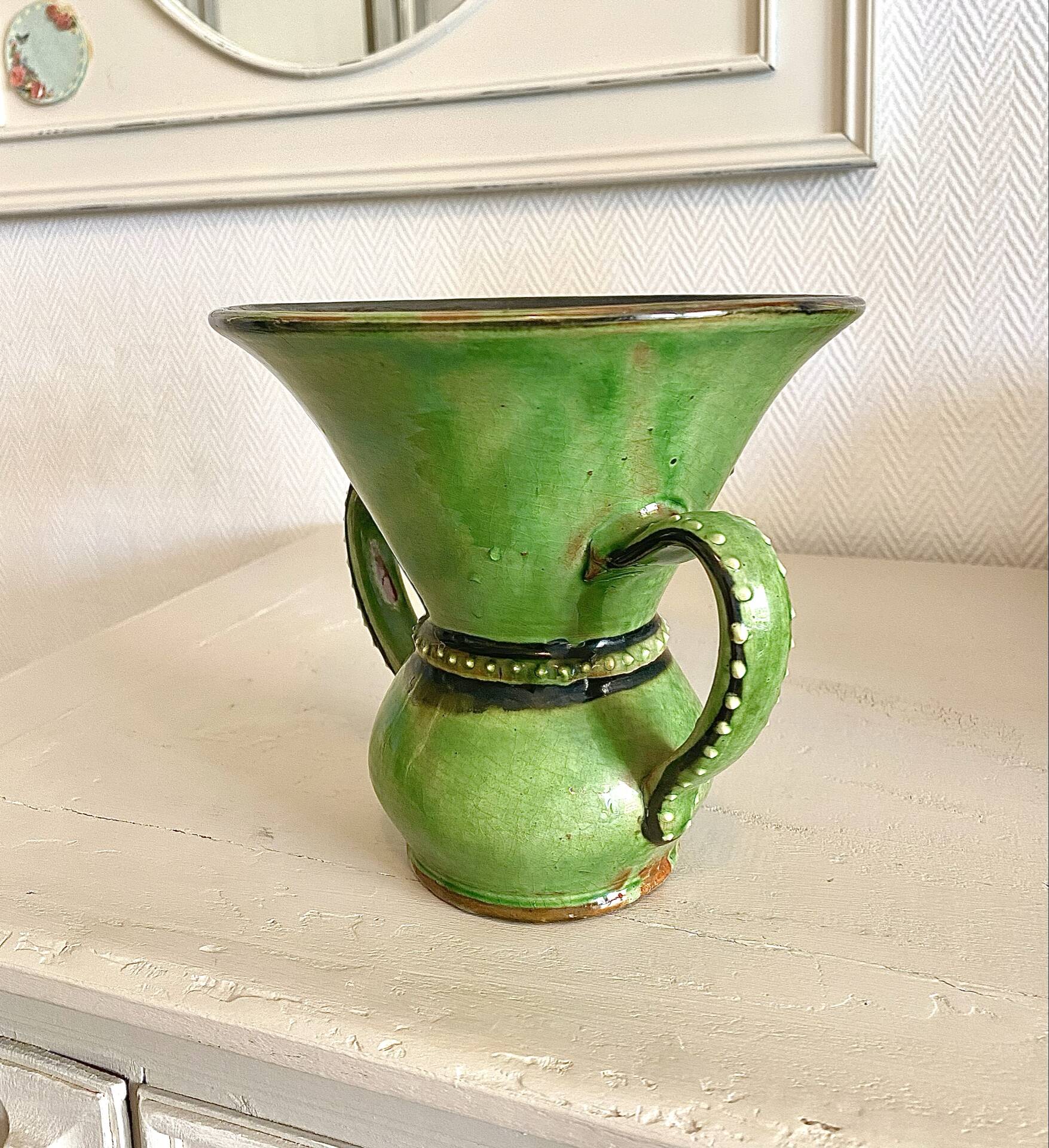 Vase en terre cuite émaillé vert