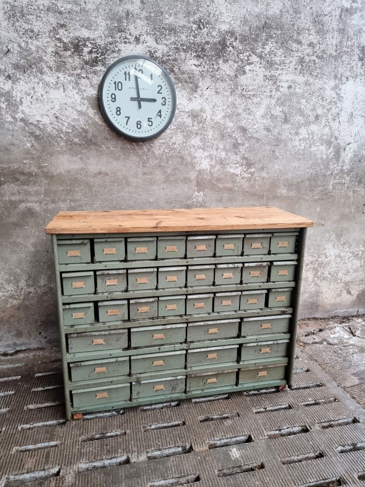 Commode industrielle vert olive