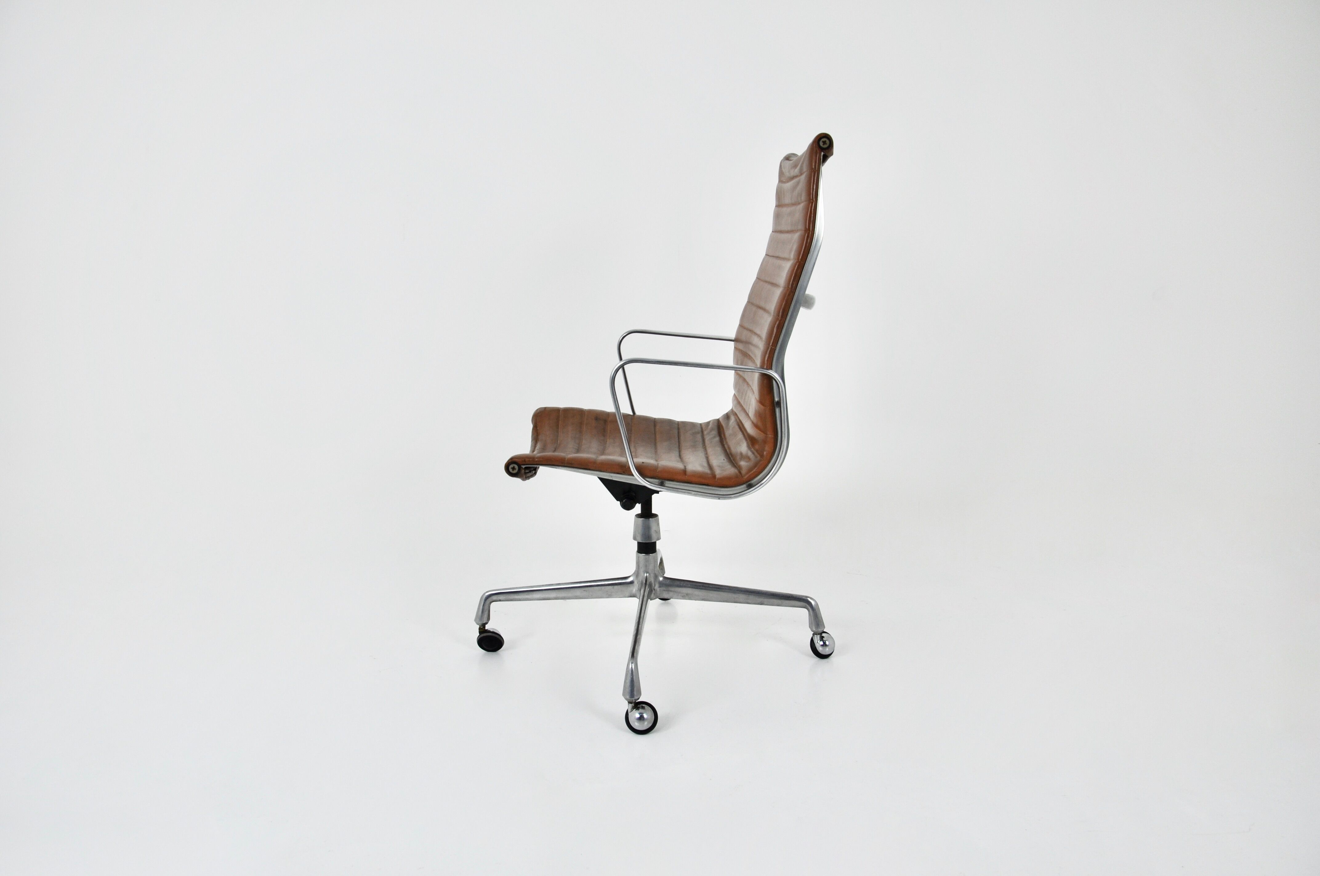 Office chair by Charles & Ray Eames for Herman Miller 1970S