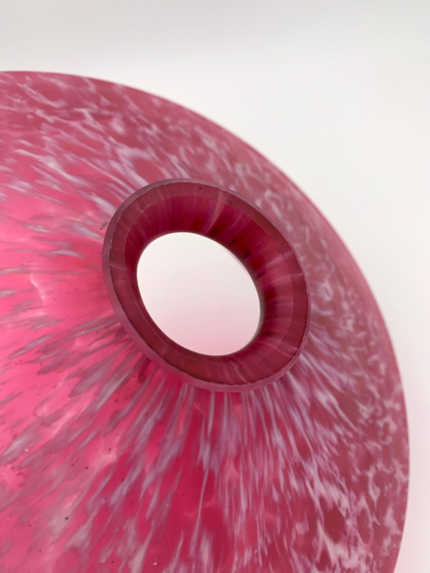 Vintage hanging in jaspé glass, dark pink - 1940s-1950s.