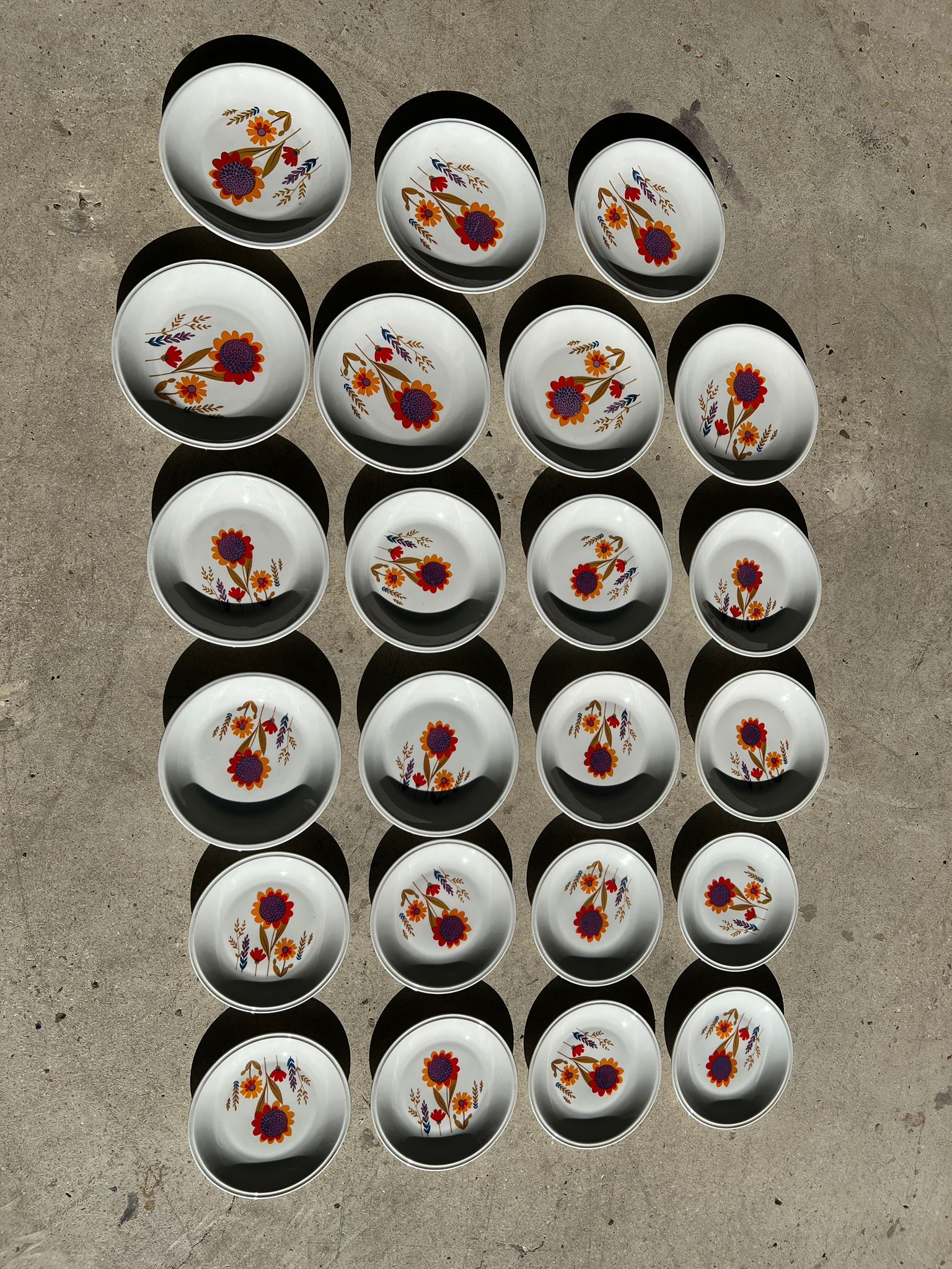 Ensemble vintage d'assiettes porcelaine de Sologne à motif floral stylisé