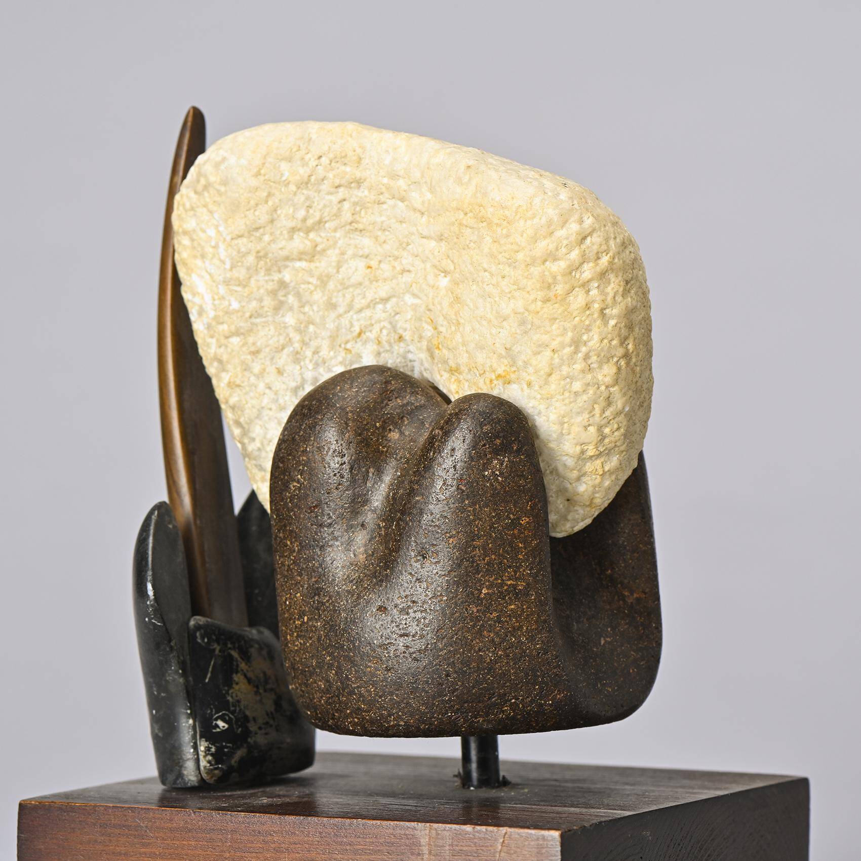 Sculpture en pierres libres sur piédestal bois, V. Bee, 1998
