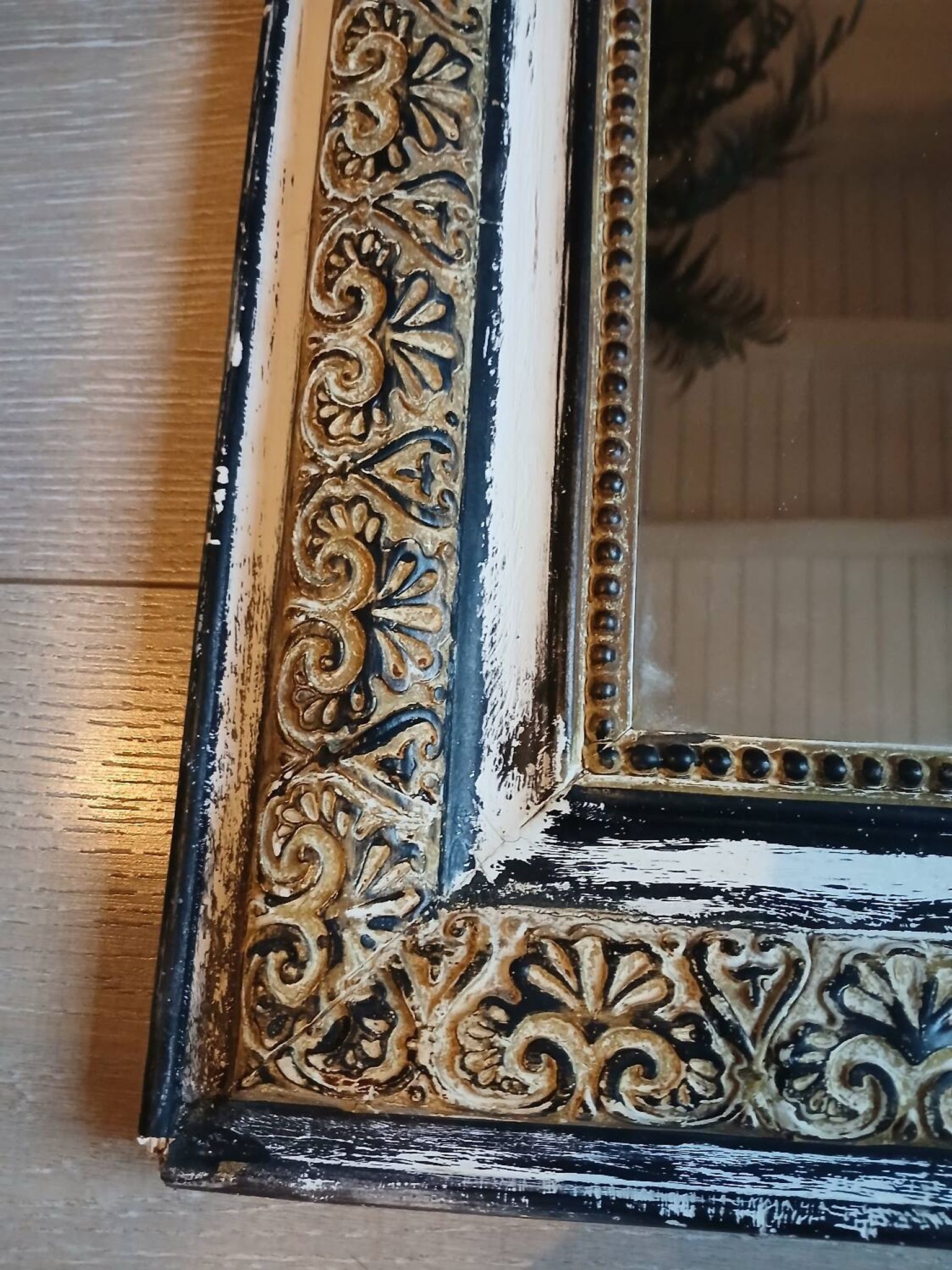 Miroir ancien avec cadre en bois sculpté 