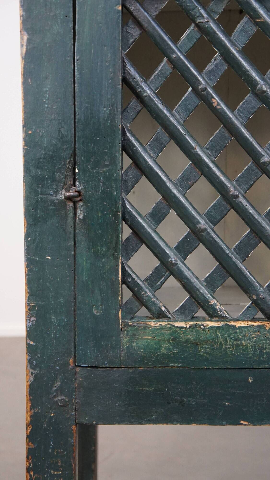 Armoire, buffet espagnol en bois vert et peintures Art populaire, XVIIIe siècle