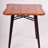 Table moderne du milieu du siècle fabriquée en Tchéquie des années 40. Noyer non restauré.