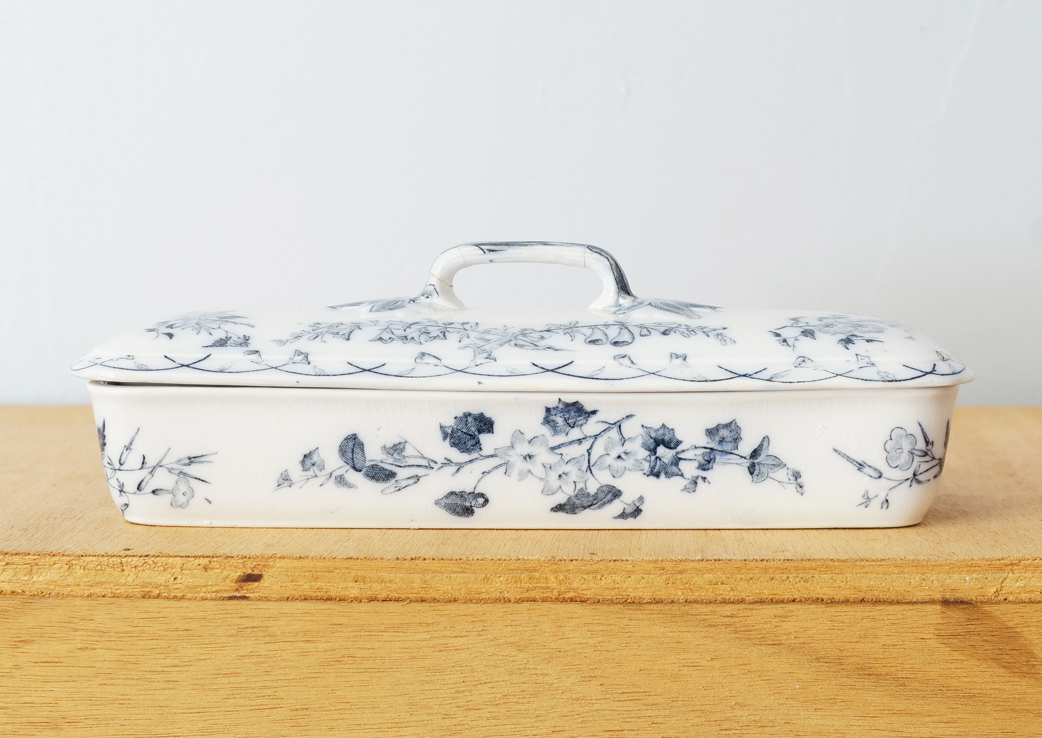 Comb holder or old Sarreguemines pen holder in earthenware, Bertha model