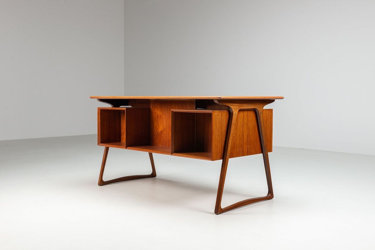 Svend Age Madsen freestanding desk in teak H.P. Hansen Denmark 1960