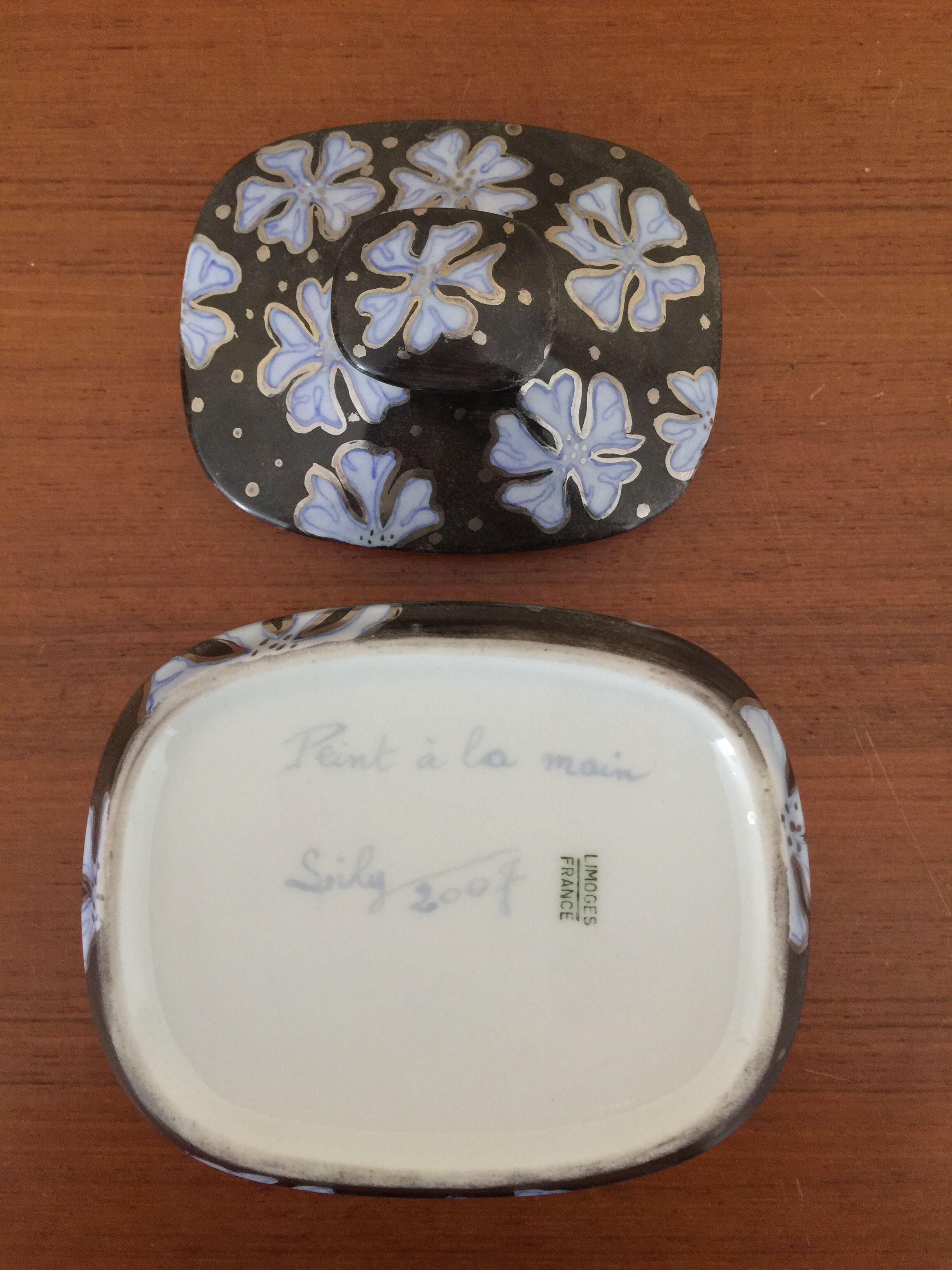 Porcelain covered pot