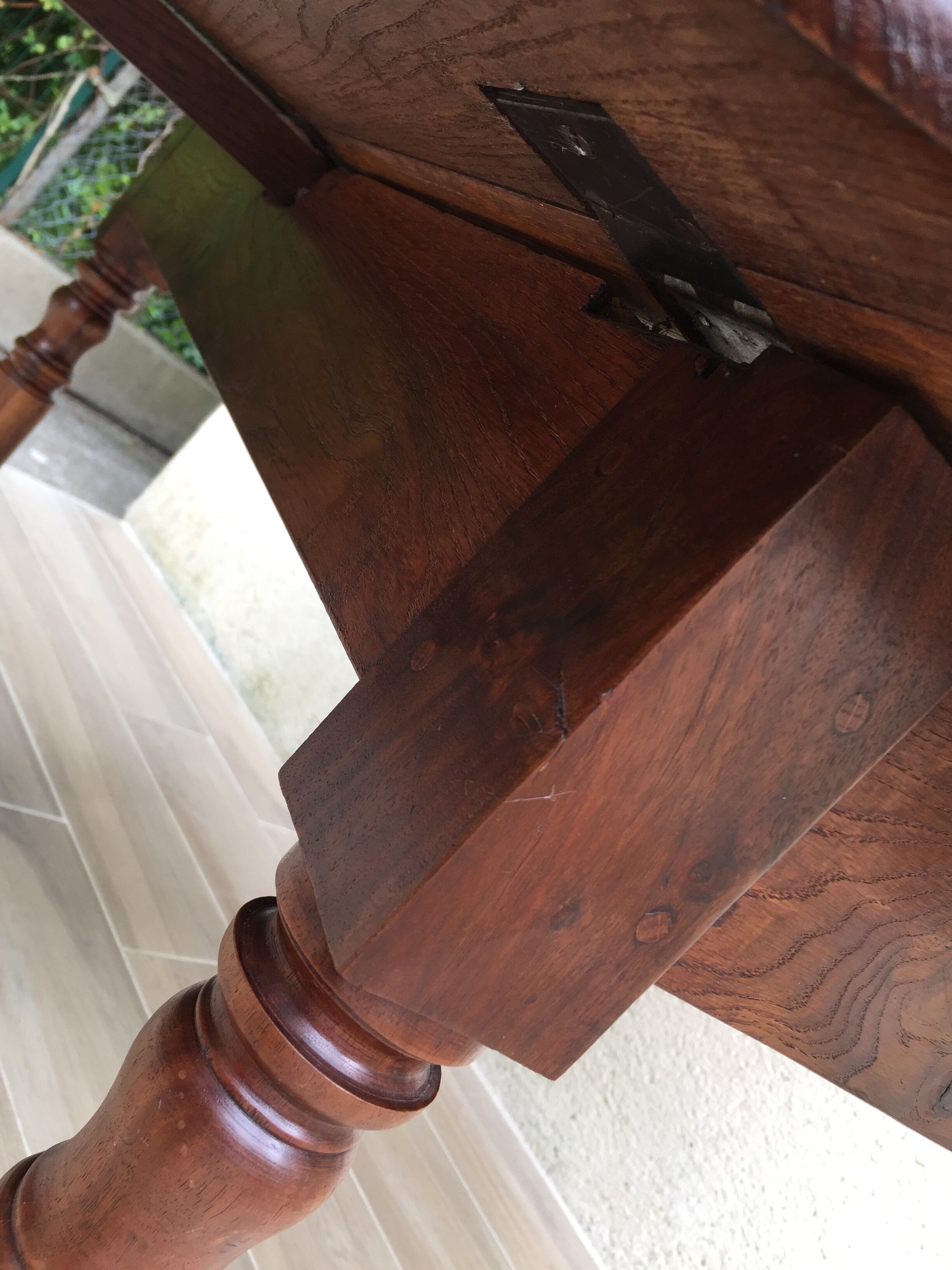Large table round in rabats in vintage massive oak