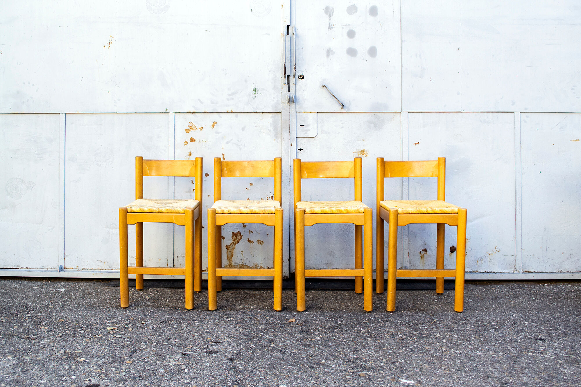 Quatre tabourets en bois et en paille 70s