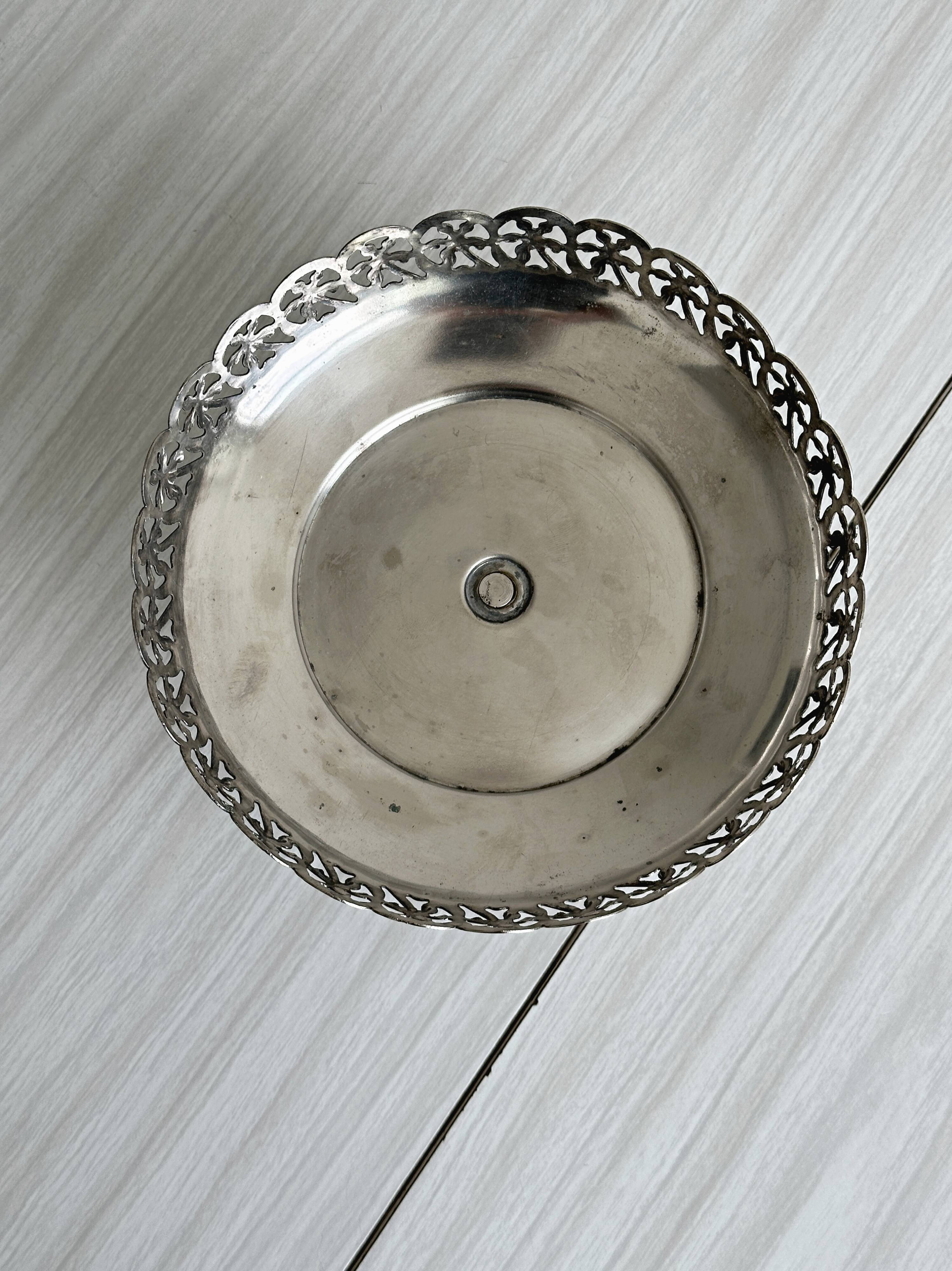 Coupe sur pied en métal