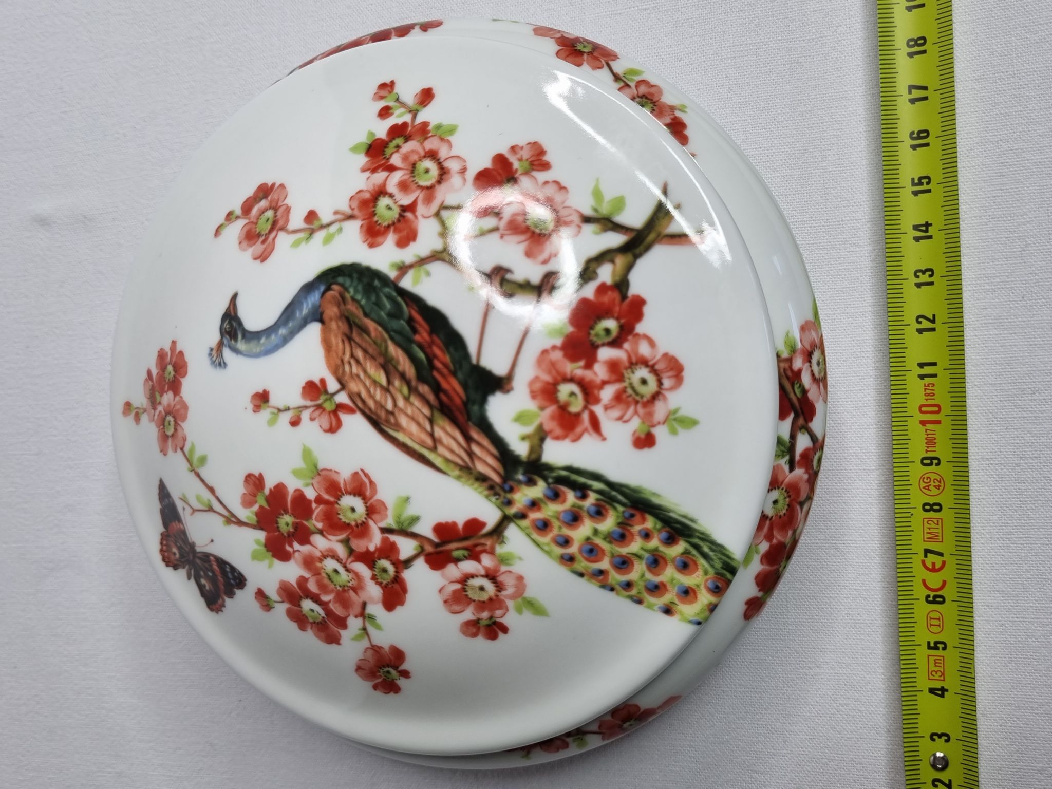 Bonbonnière en porcelaine à décor de paon, 18 cm