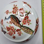 Bonbonnière en porcelaine à décor de paon, 18 cm