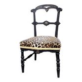 Chaise Napoléon III revisitée – Assise léopard & bois noir patiné