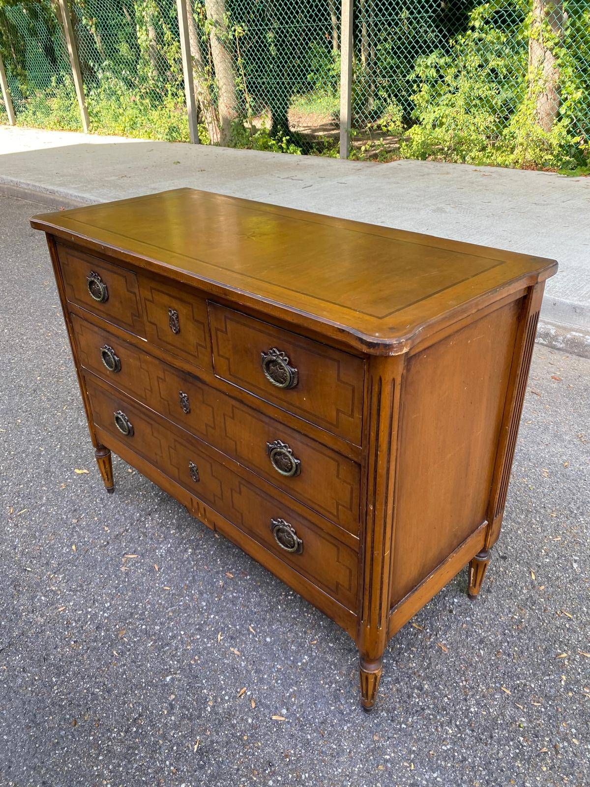 Commode Louis XVI en marqueterie et placage d'amarante/merisier 1950