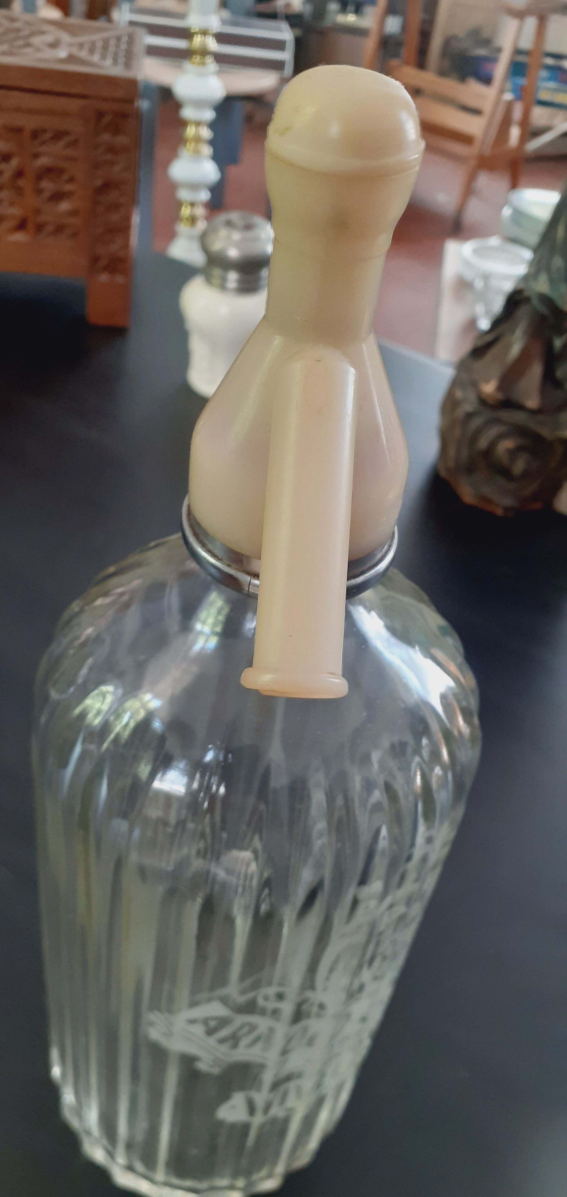 Syphon de bar anglais année 40 en verre moulé et bakélite