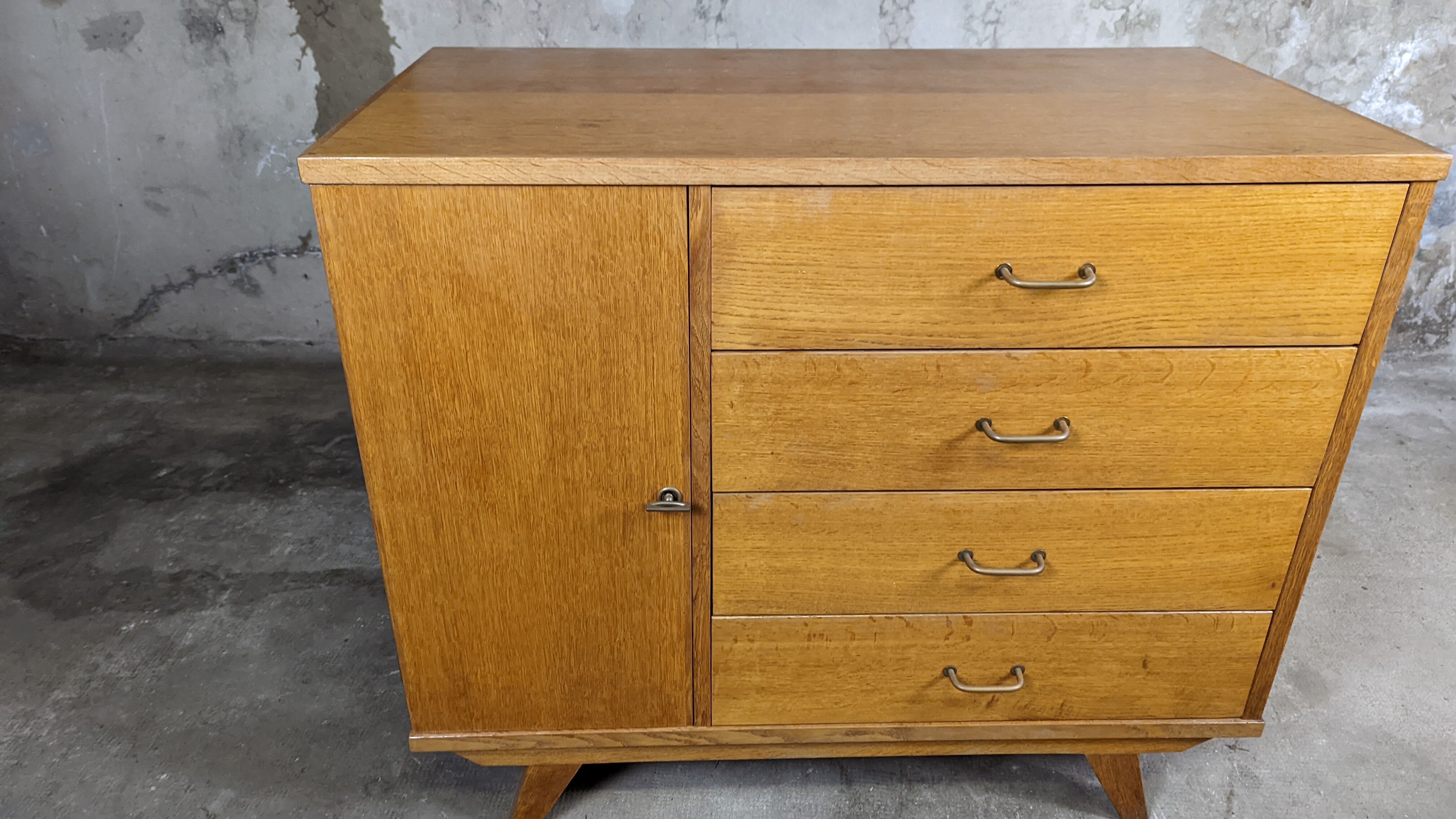 Scandinavian compass foot dresser