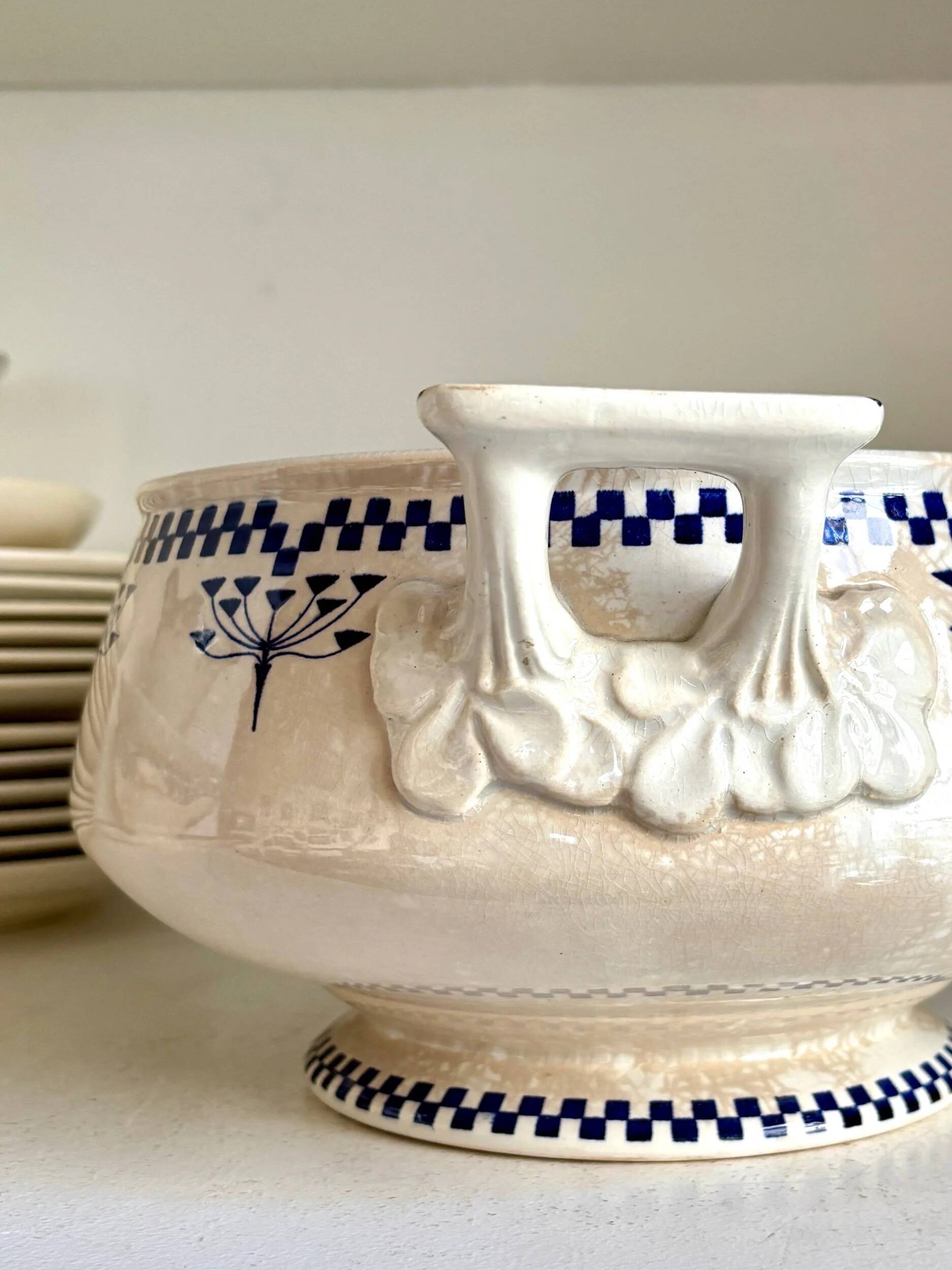 Creil & Montereau ironstone salad bowl and soup tureen, "Damier" service