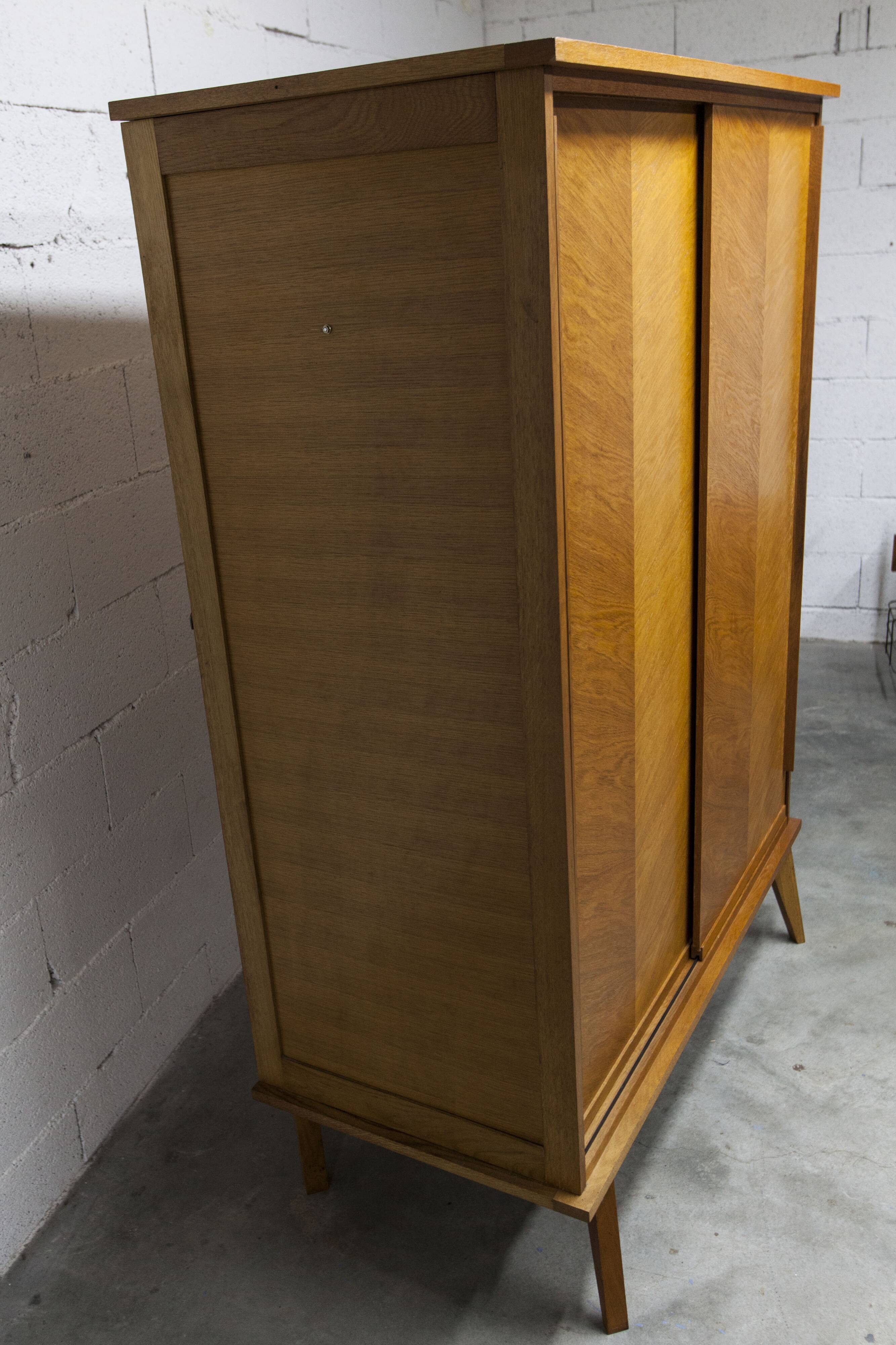 Armoire penderie 1950 pieds compas portes coulissantes plateau neuf