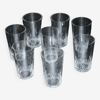 8 verres gobelet Baccarat en cristal taillé.