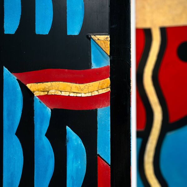 Paravent de style art déco avec des oiseaux, des motifs géométriques, rouge, jaune, bleu.