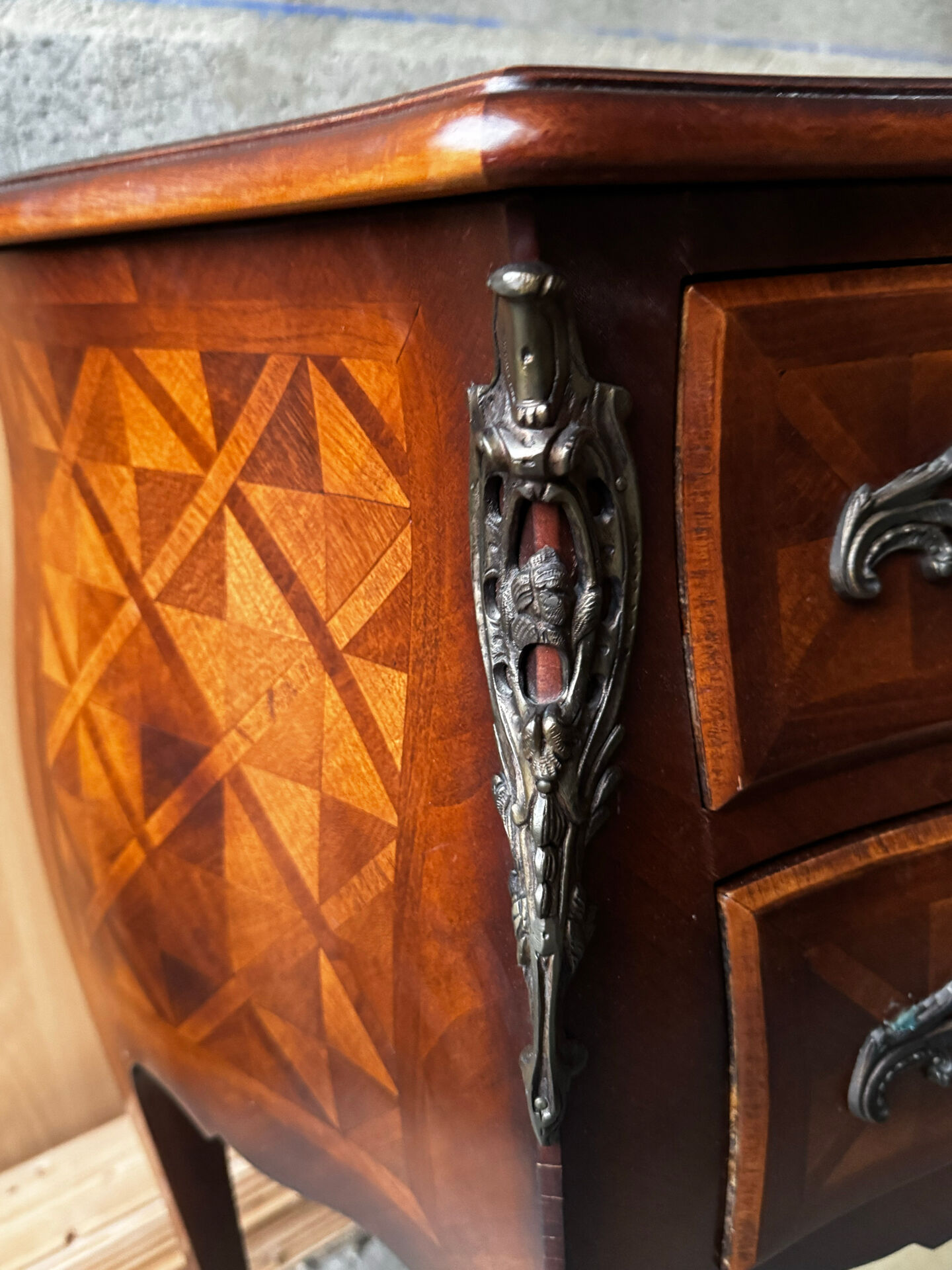 Commode galbée