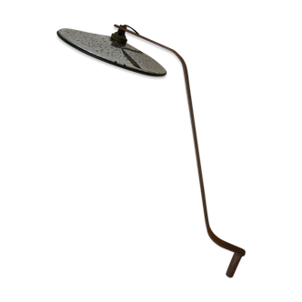 Lampe ancienne d'atelier en métal patiné