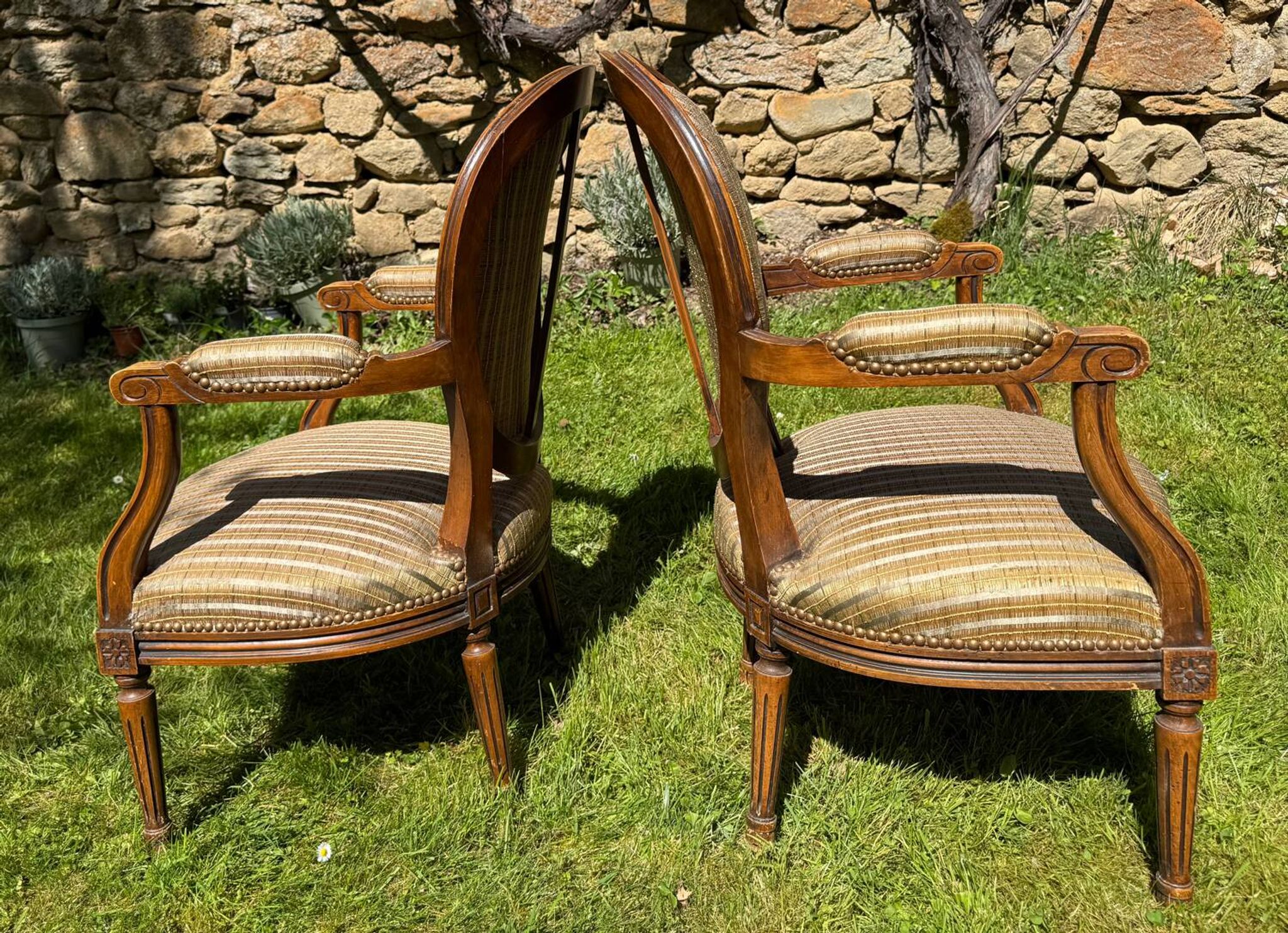 Paire de fauteuils cabriolet Louis XVI – dossier médaillon