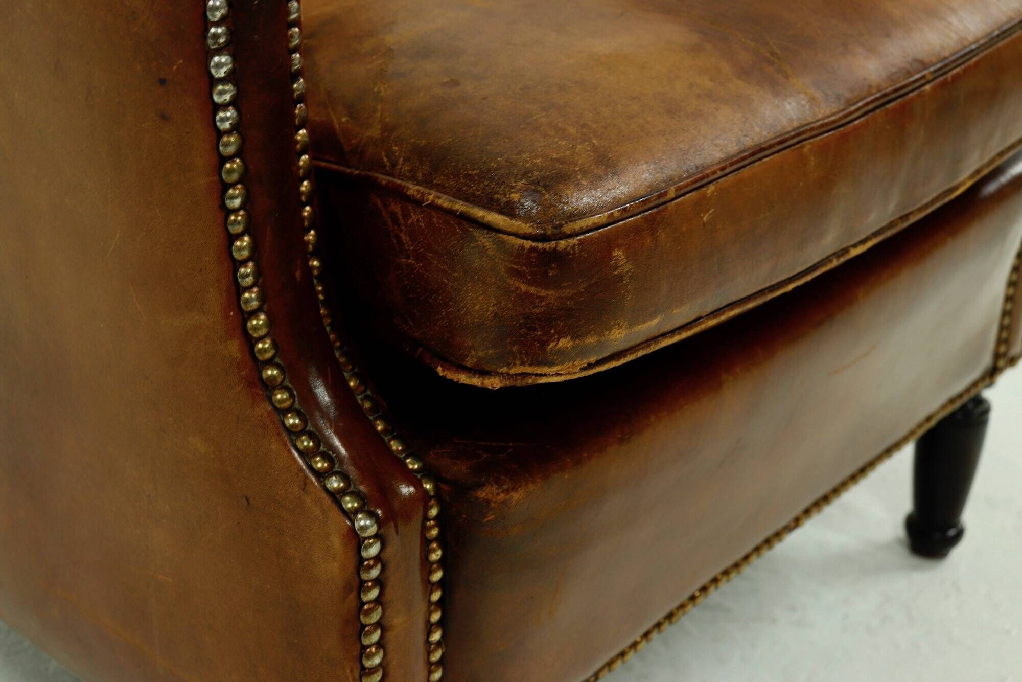 Fauteuil en cuir de mouton patiné années 1950