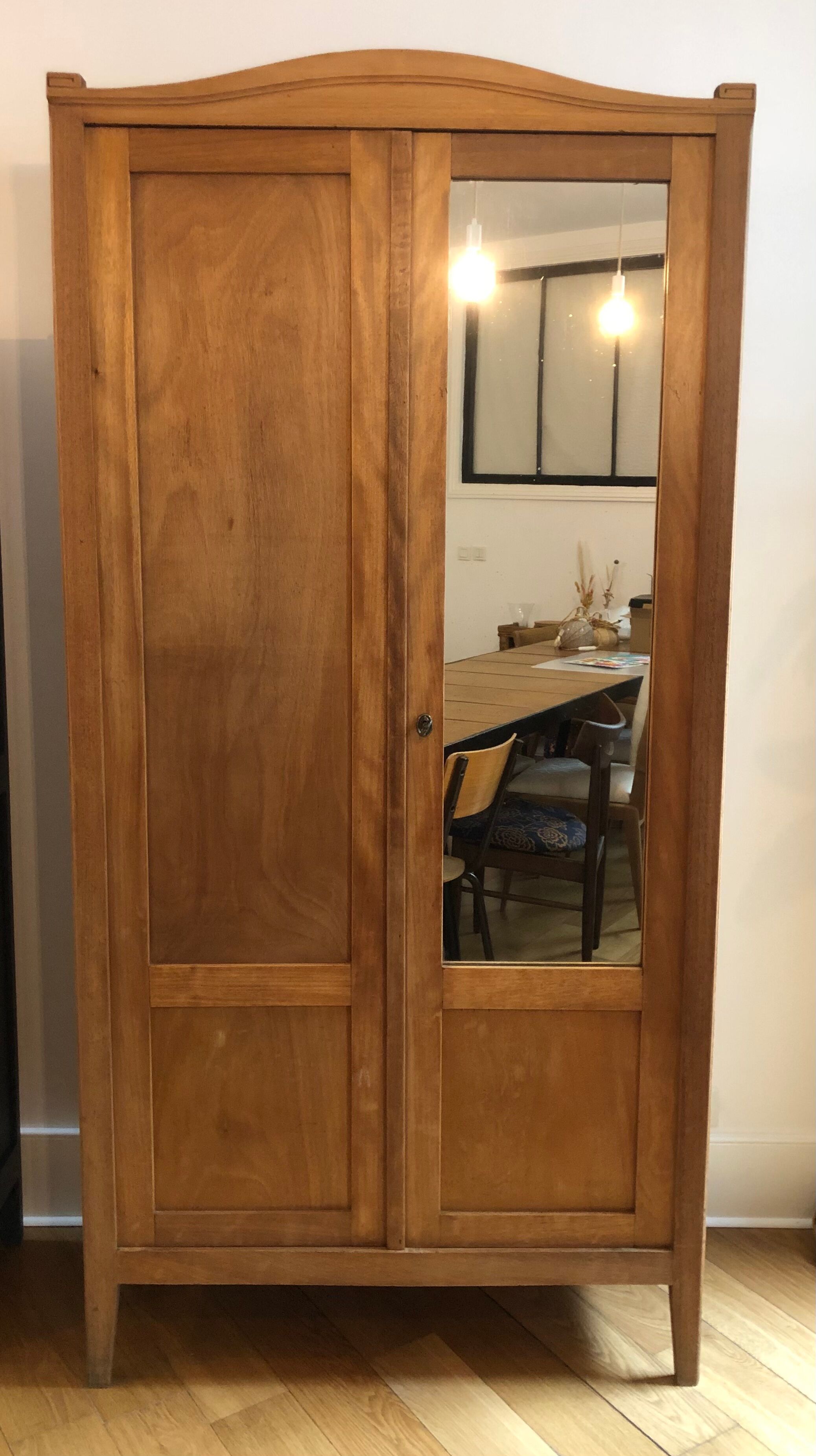 Mirror cabinet