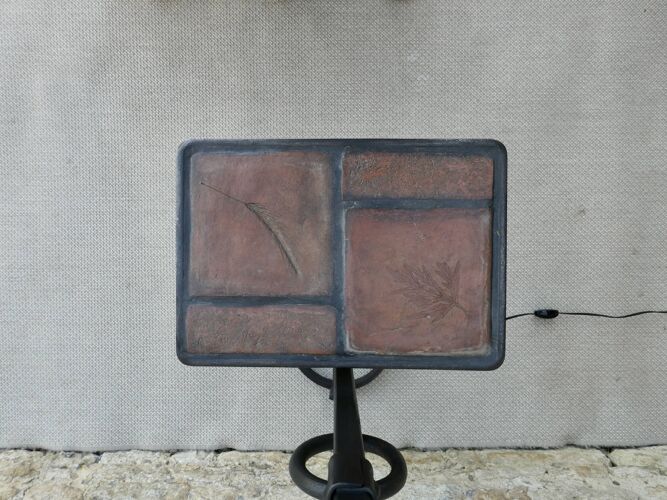 Lampadaire en fer forgé avec tablette en grès décor herbier, années 60