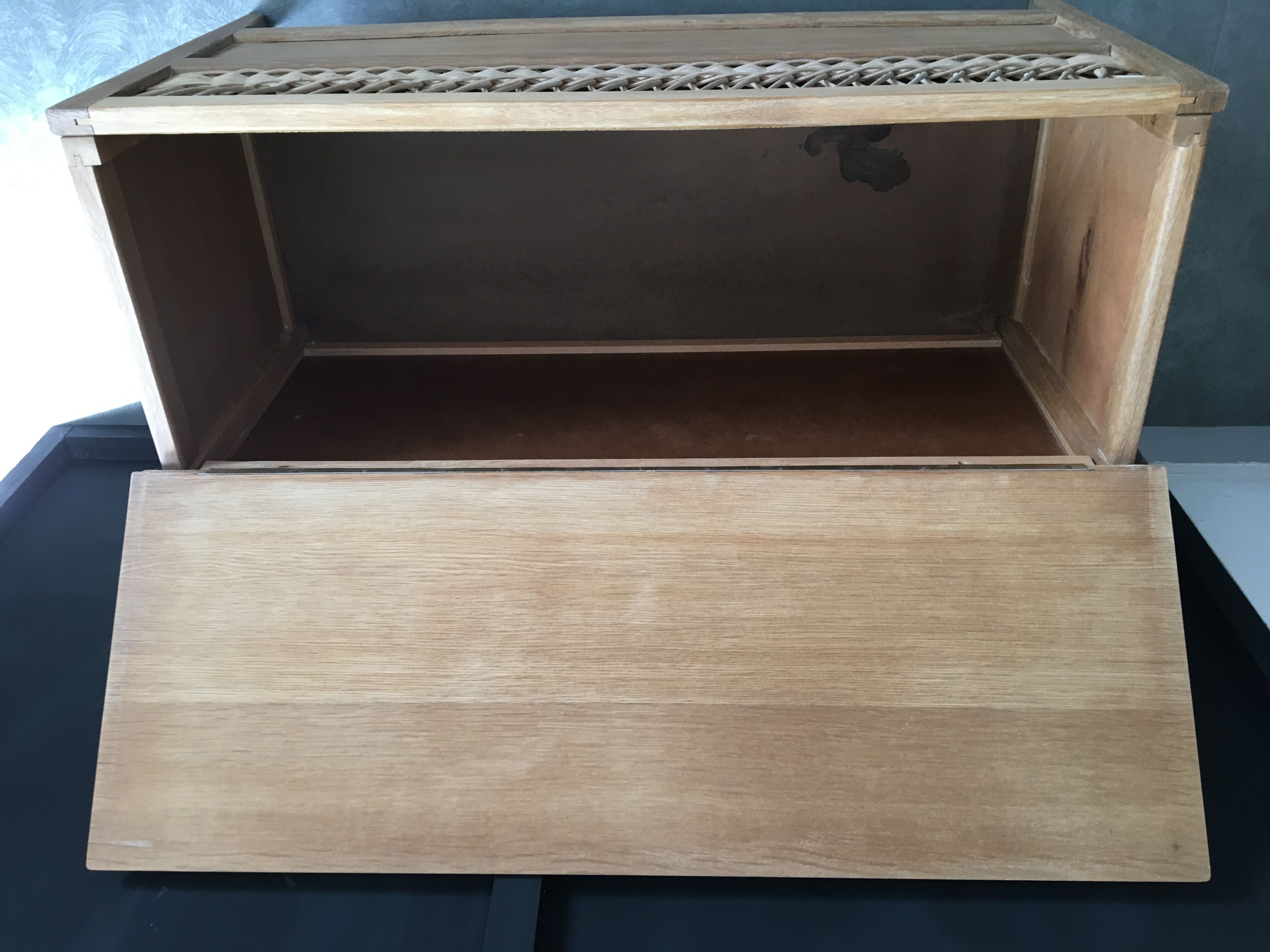 Coffre en bois et rotin
