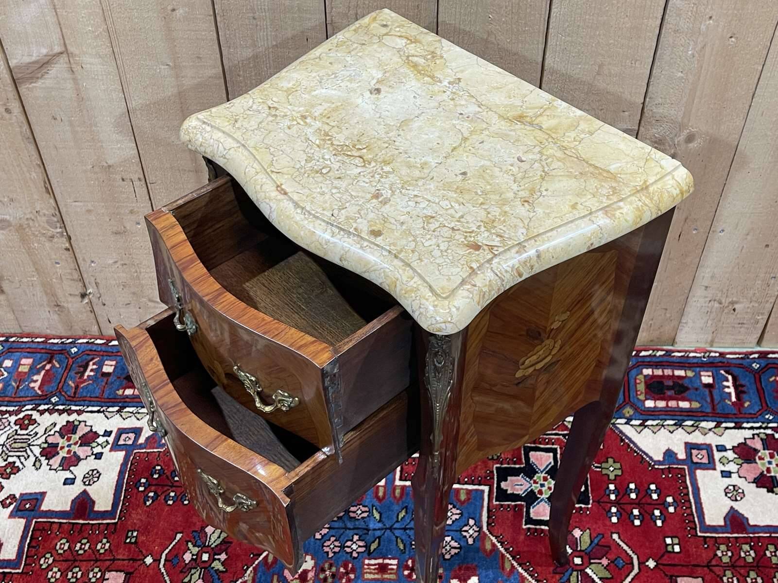 Chevet de style Louis XV en bois de rose, chêne et dessus marbre - fabrication des années 70