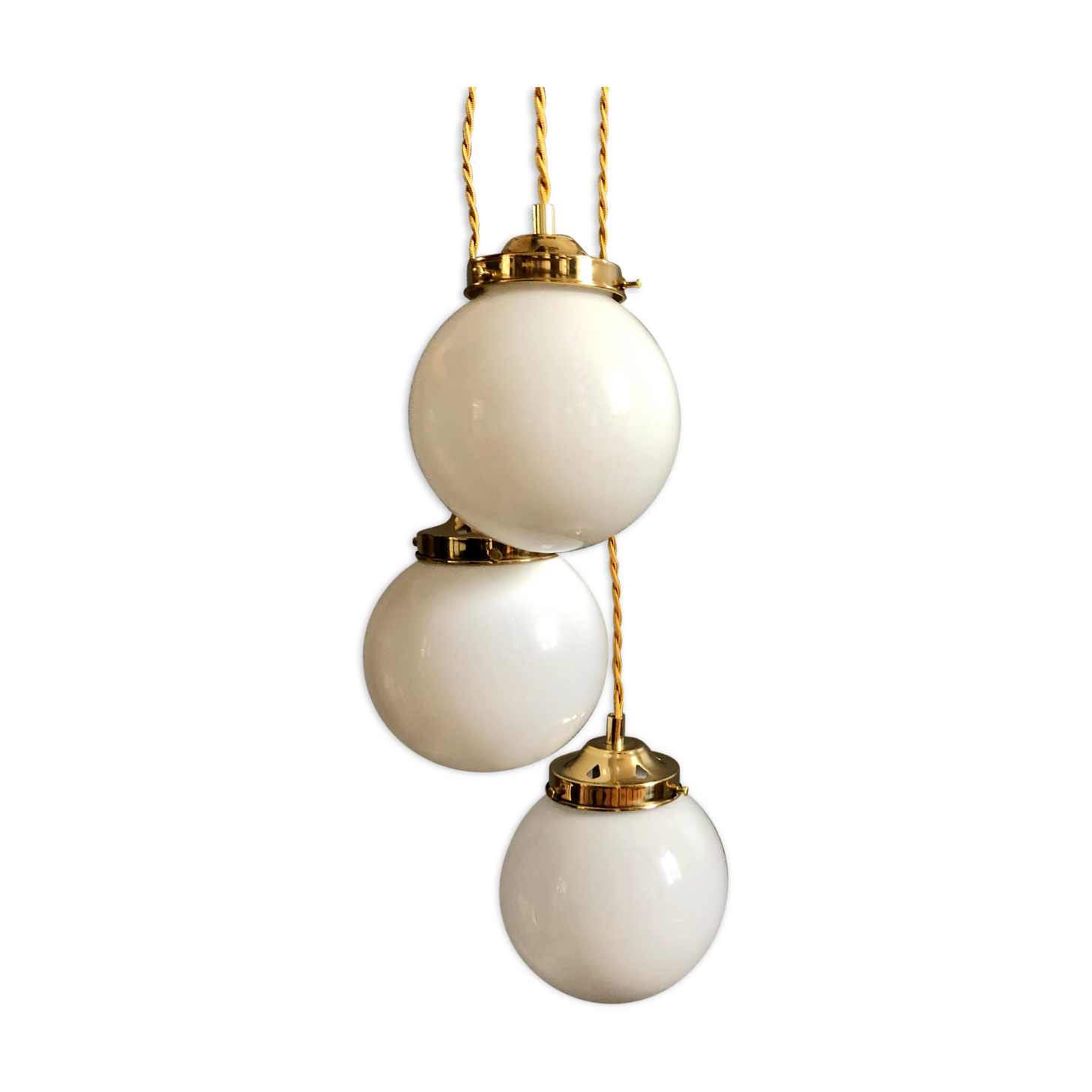 Suspension cascade trois feux globes vintage en opaline blanche