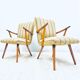 Une paire de chaises vintage avec des rayures
