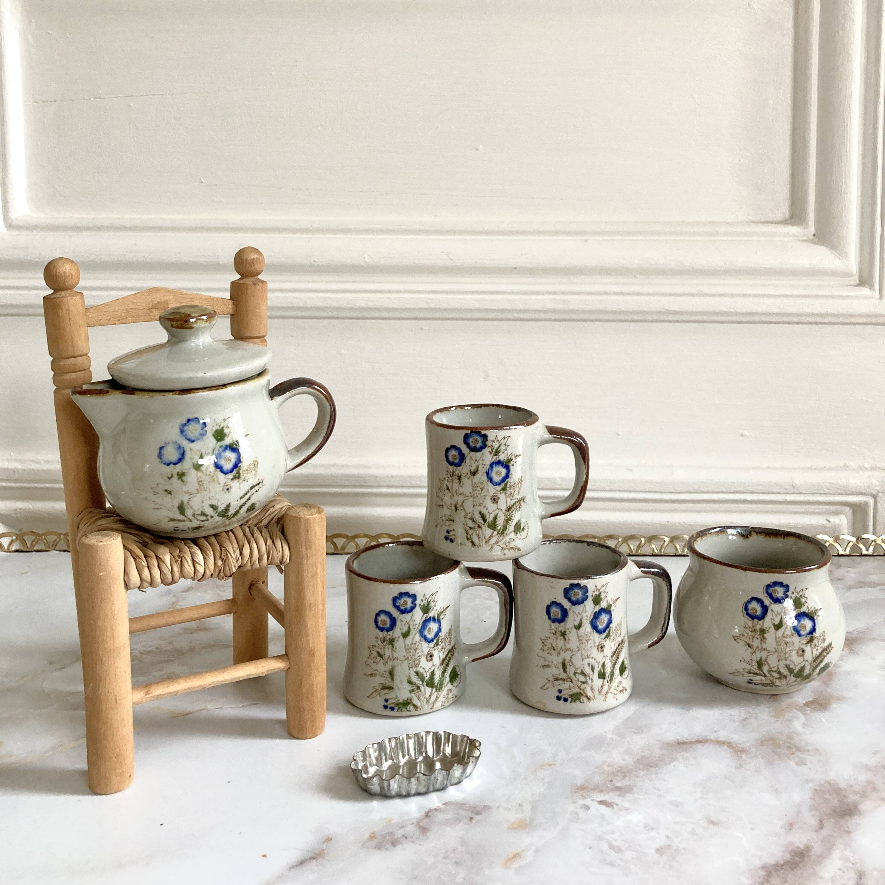 Vintage stoneware dinette with flower decor