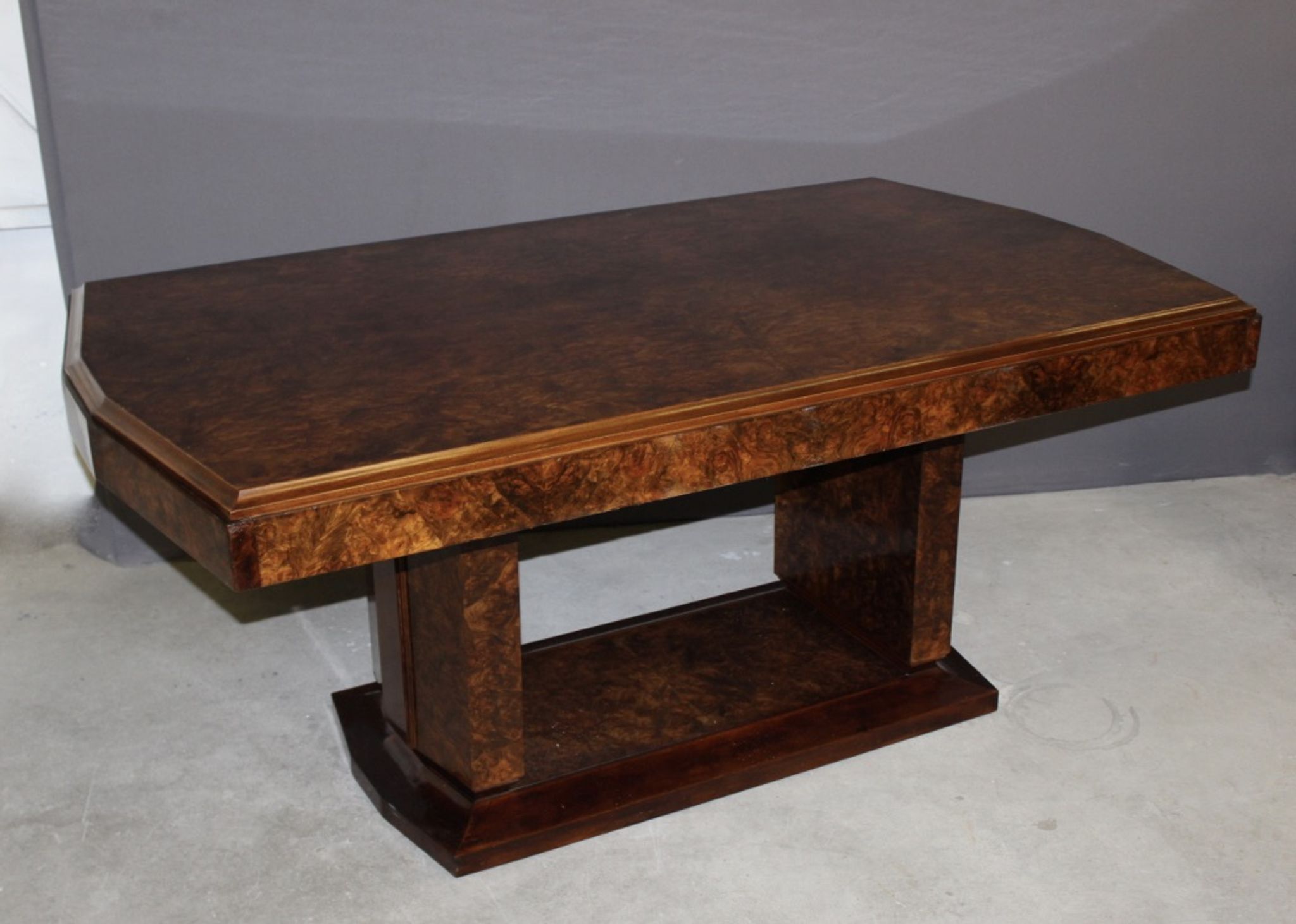 Table art déco en acajou et loupe d'orme vers 1930