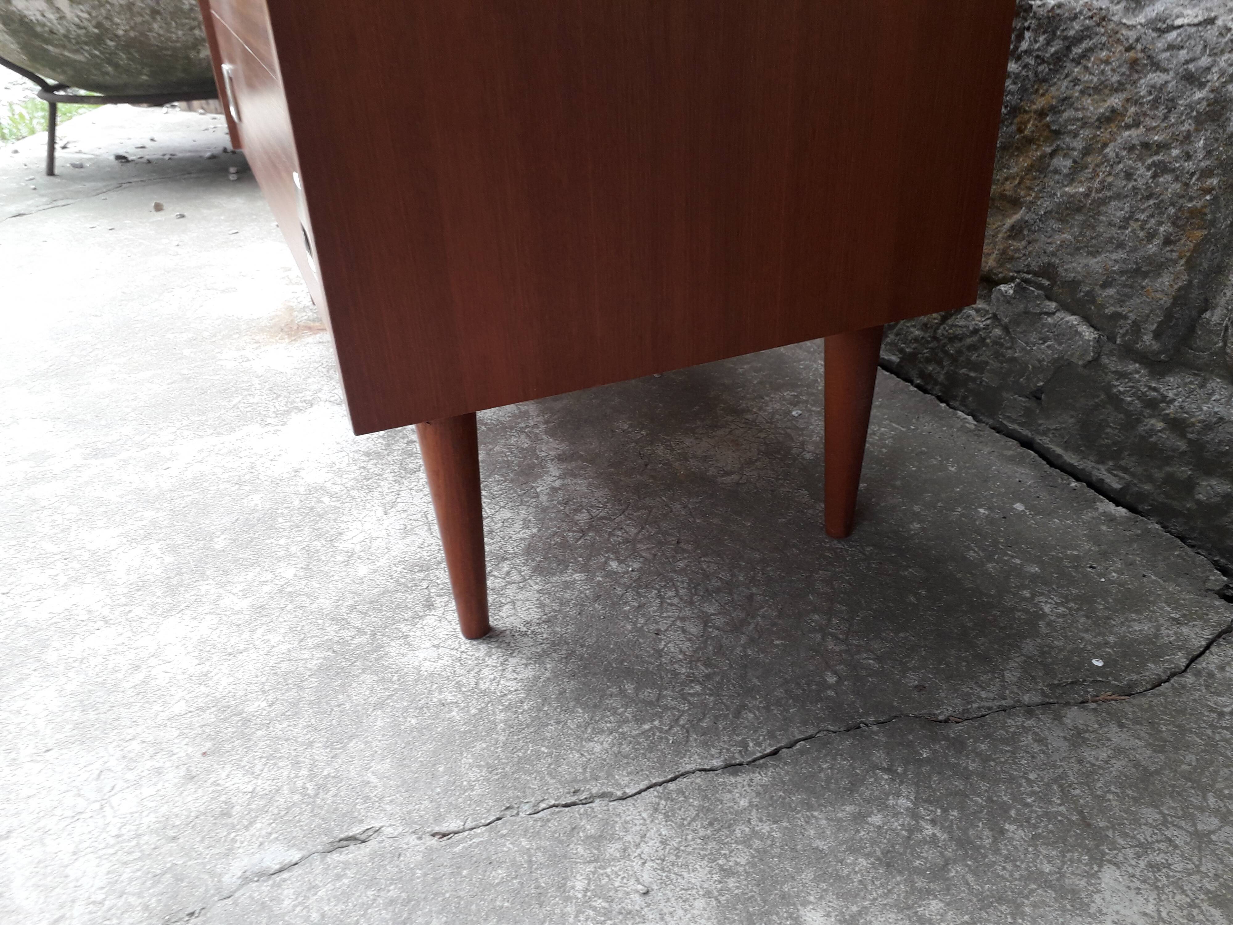 Commode vintage pieds fuseaux