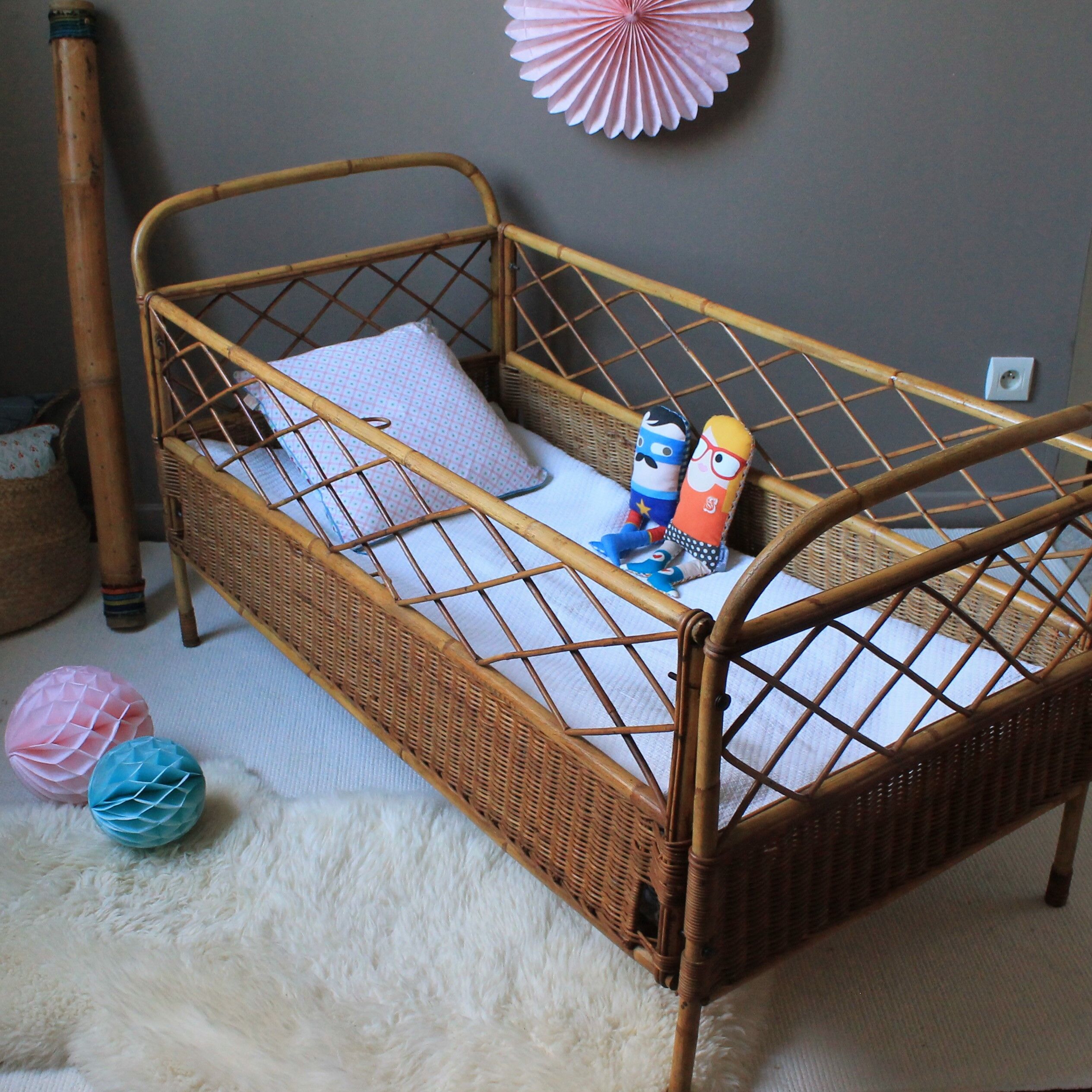 Vintage child ratin bed