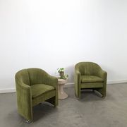 Chaises de cocktail vertes avec des roues chromées.