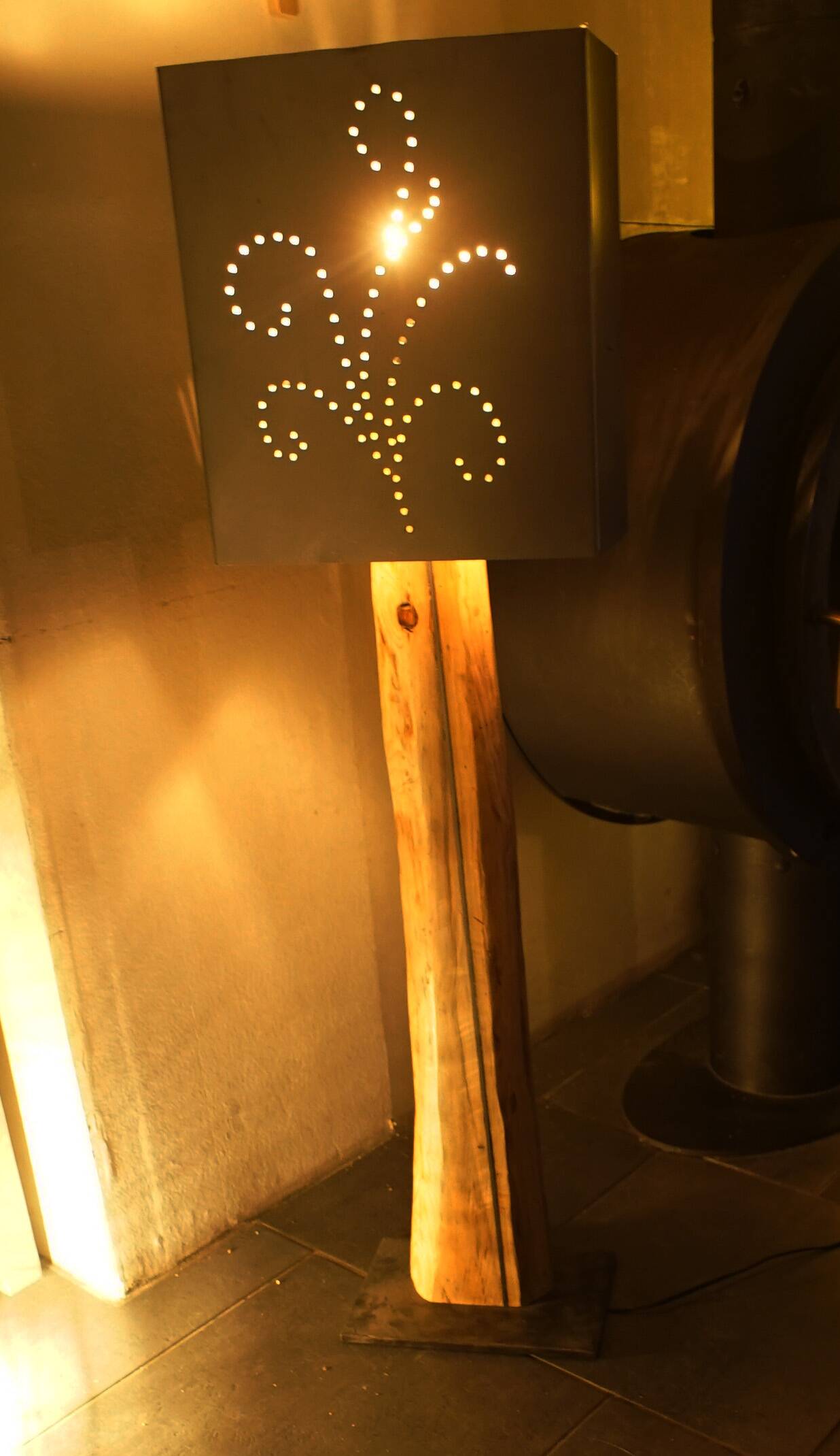 High-end industrial chic style lamp – cedar wood & metal