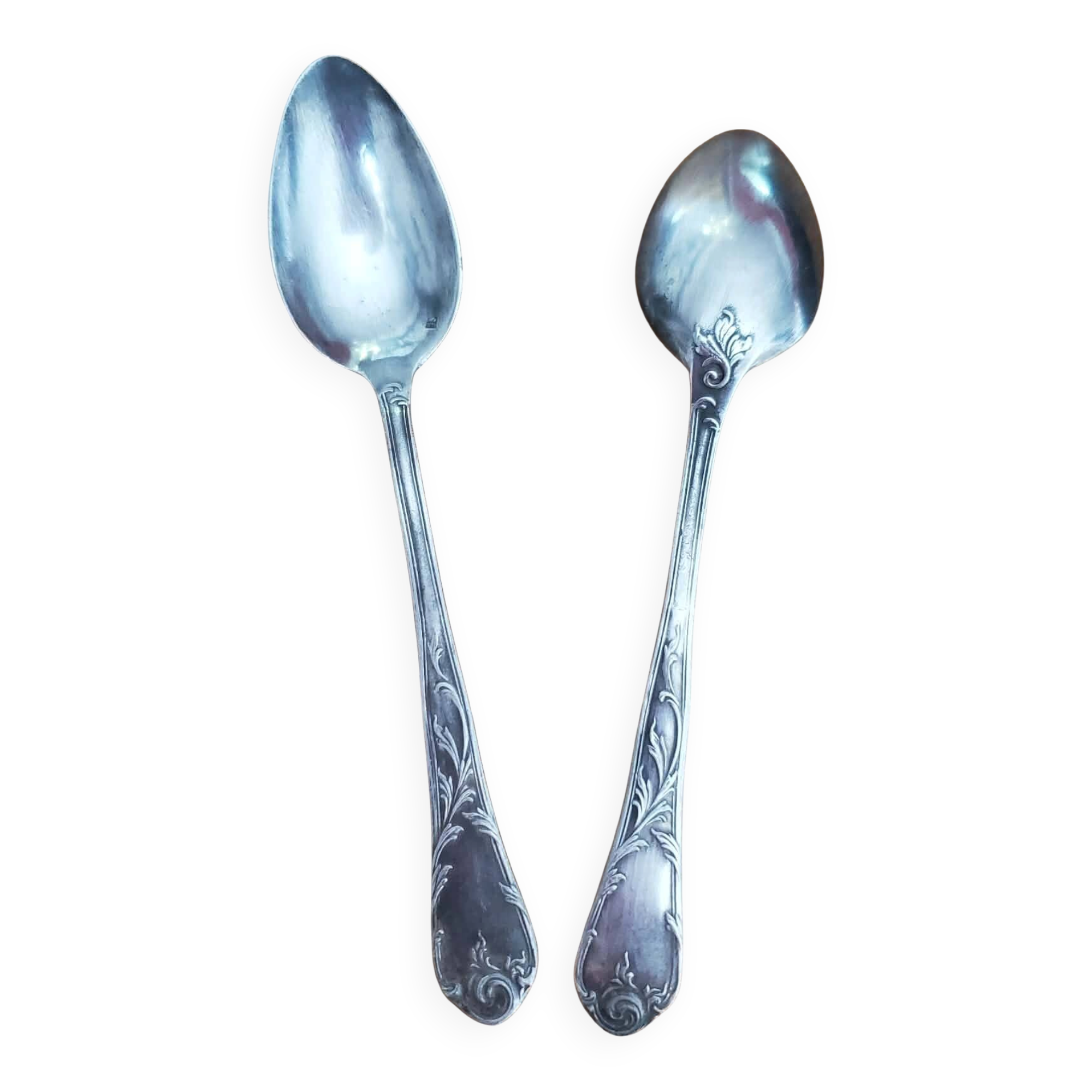 Many silver-plated metal teaspoons.