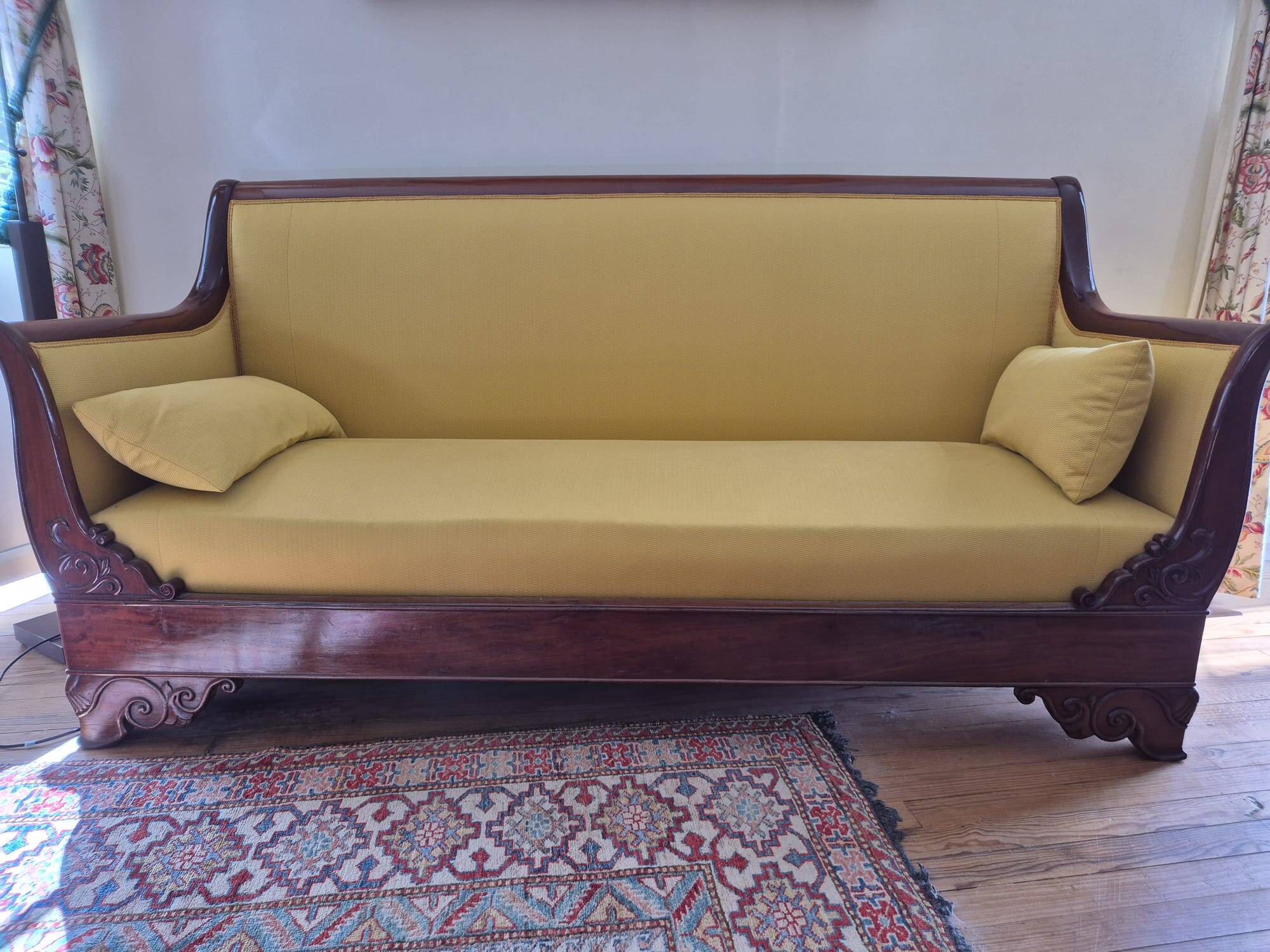 Mahogany canapé – Restoration period (19th century) – Yellow fabric