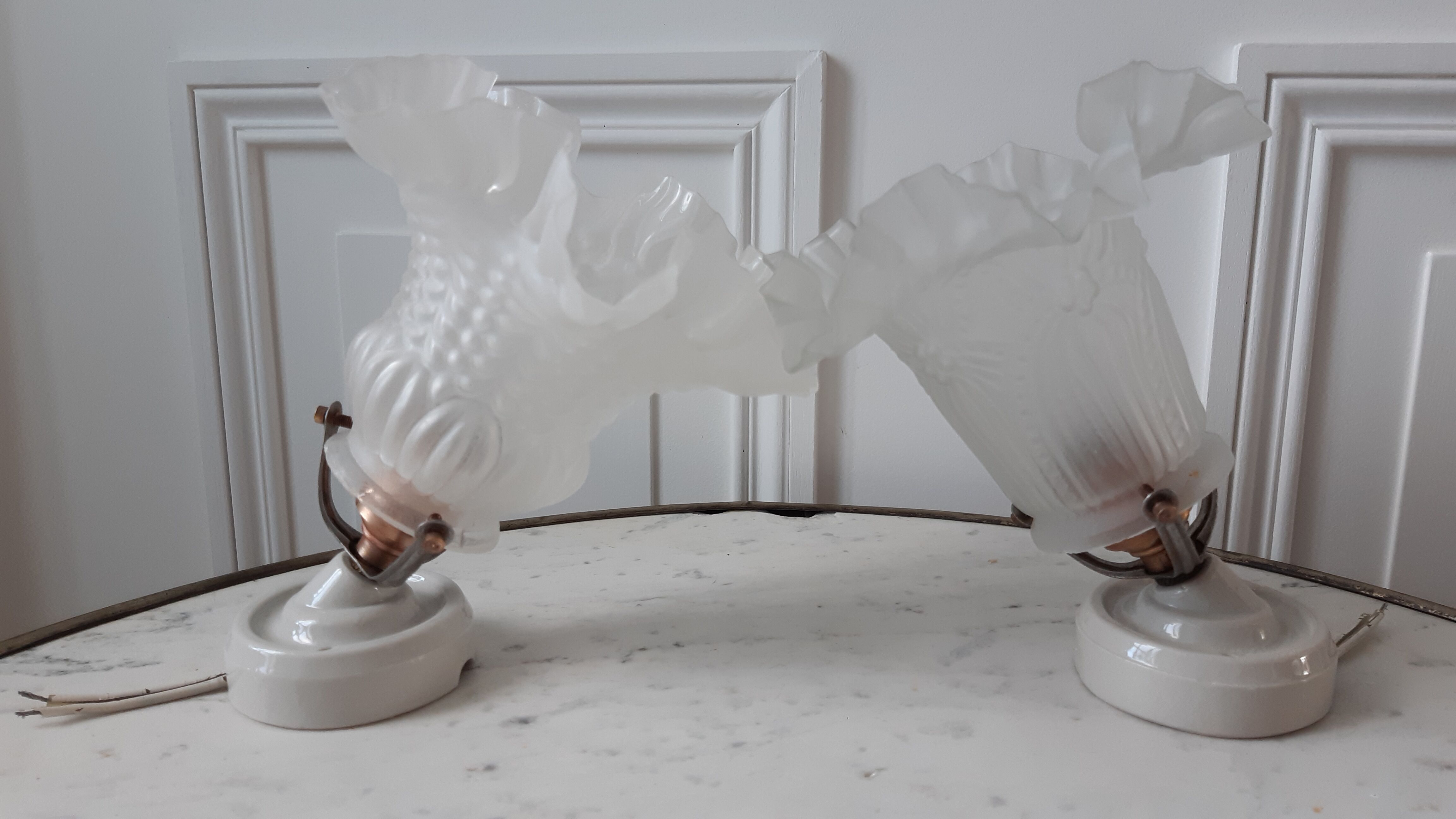 Paire d'appliques et de tulipes anciennes en verre années 40-50