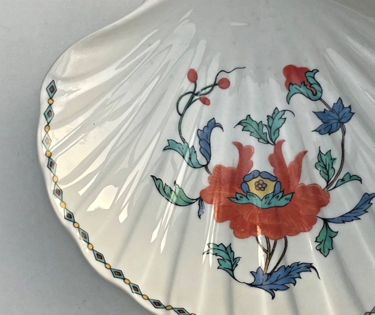 Paris porcelain shell-shaped pocket emptier with vintage poppy decoration