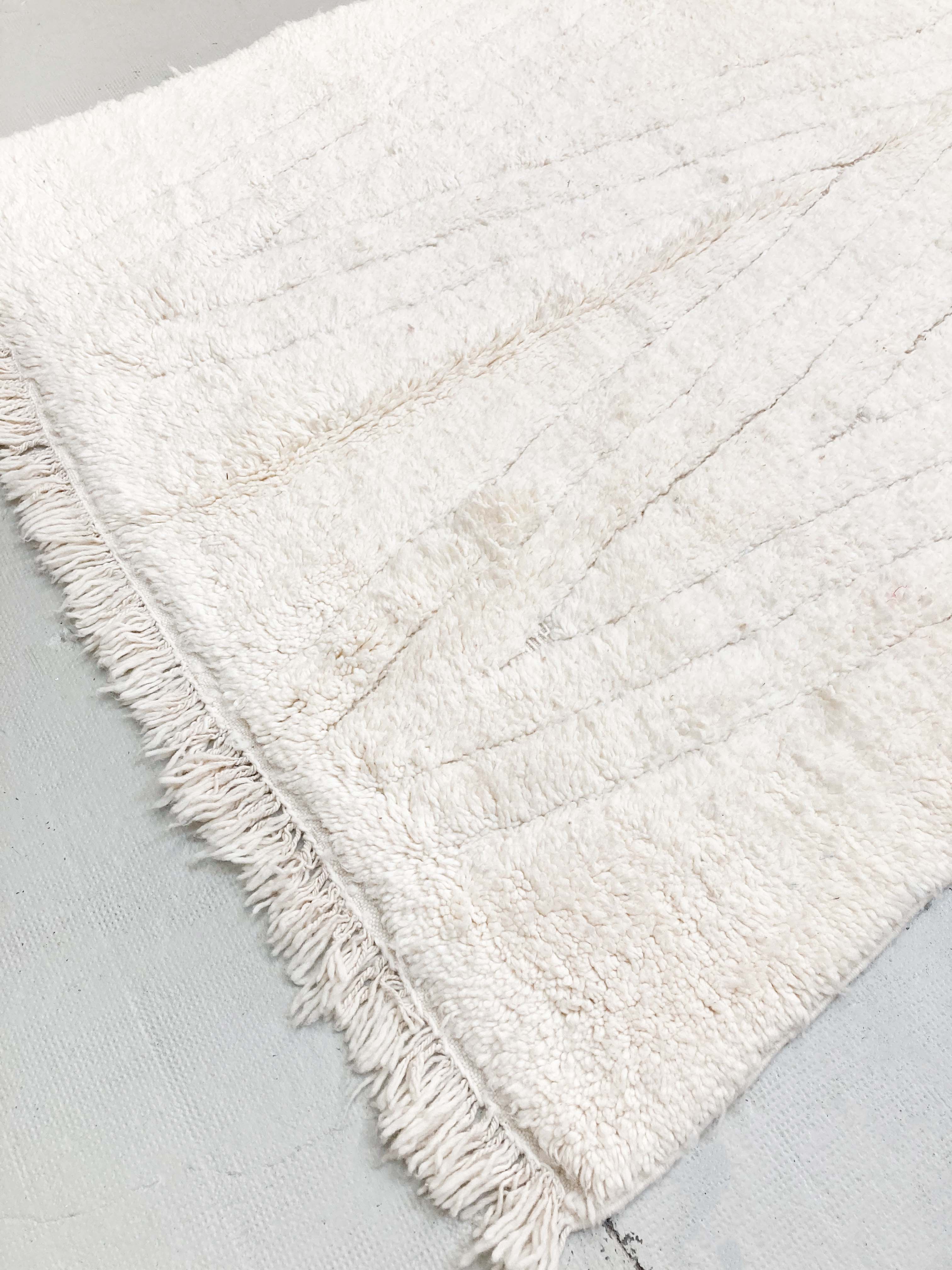 Berber carpet beni ouarain unbleached plain with large diamonds engraved 254x157m